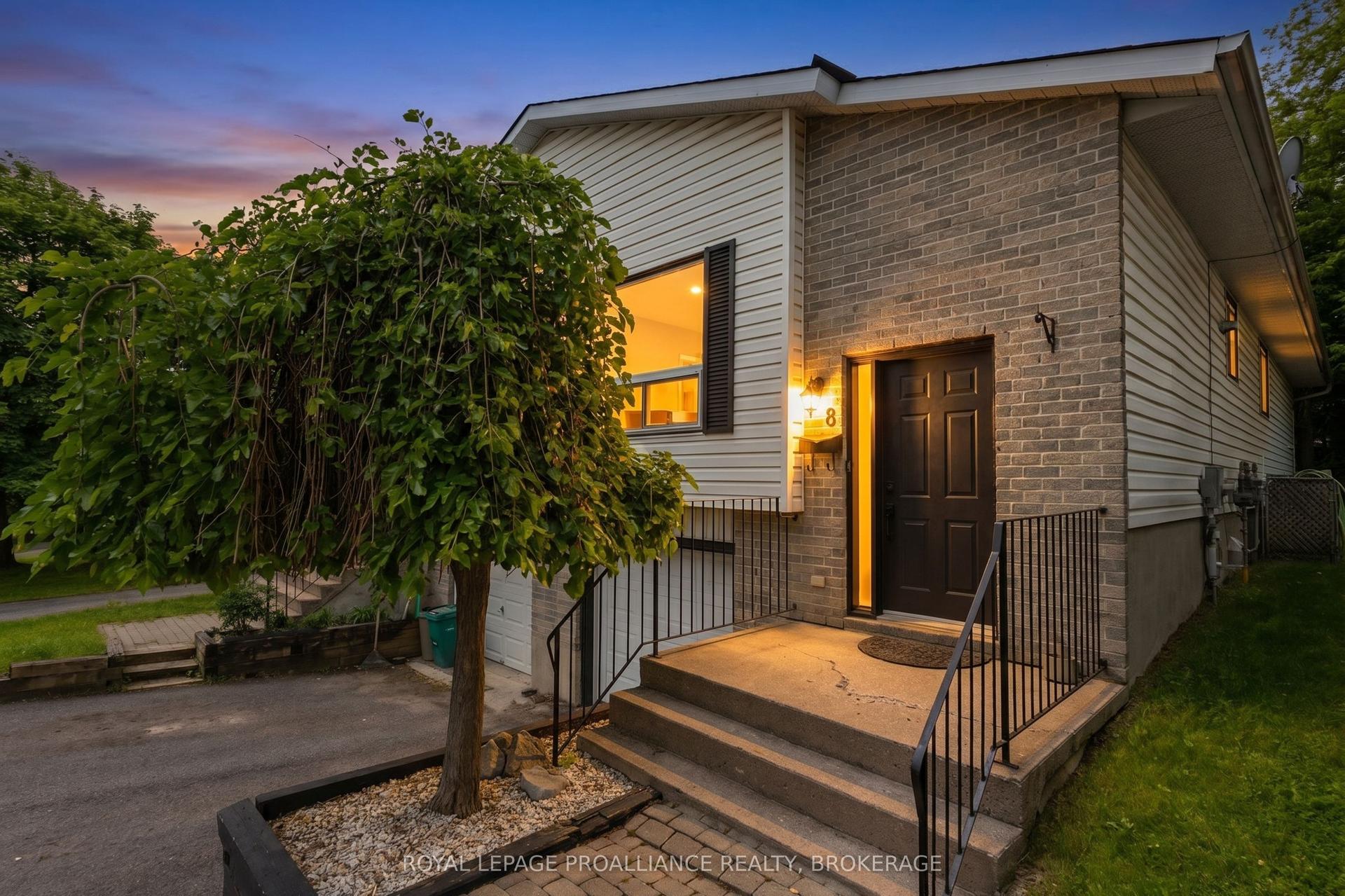 8 Trillium Court — photo 1
