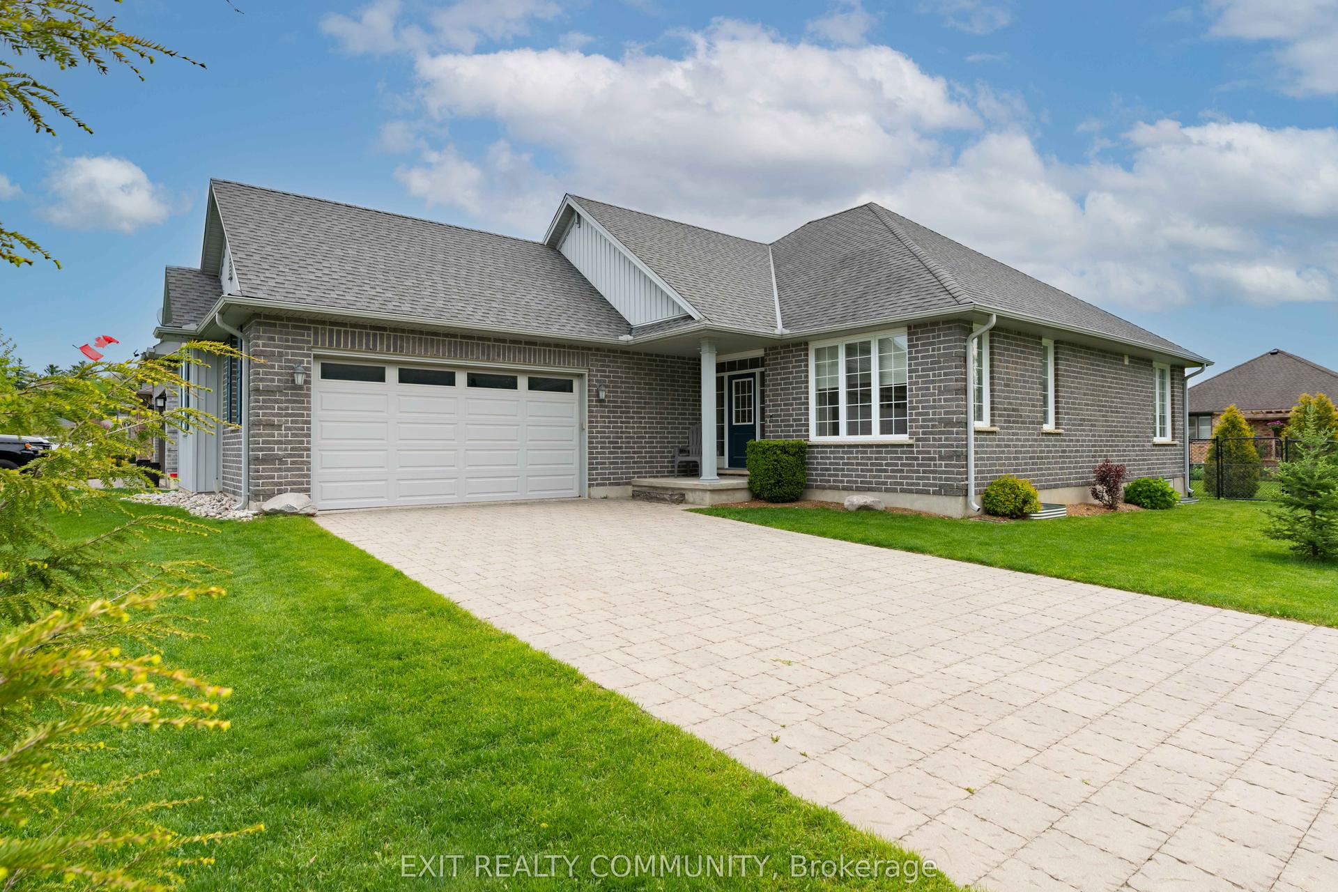 598 Bennett Crescent — photo 1