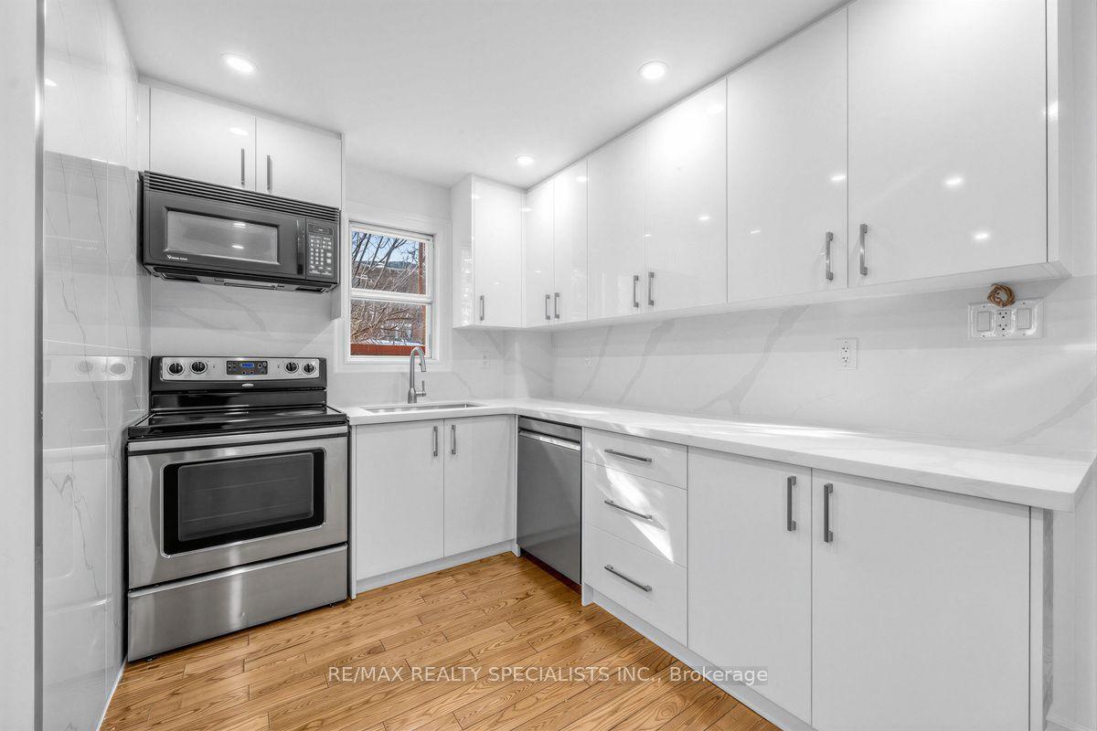 1035 Briar Hill Avenue Main & 2nd #Main & 2nd, Toronto — Semi-Detached for lease, photo 1