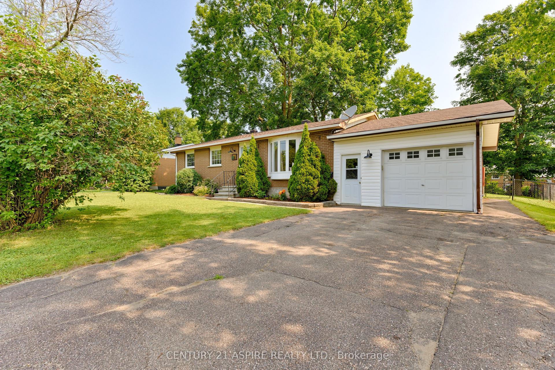 22 Harris Crescent — photo 1