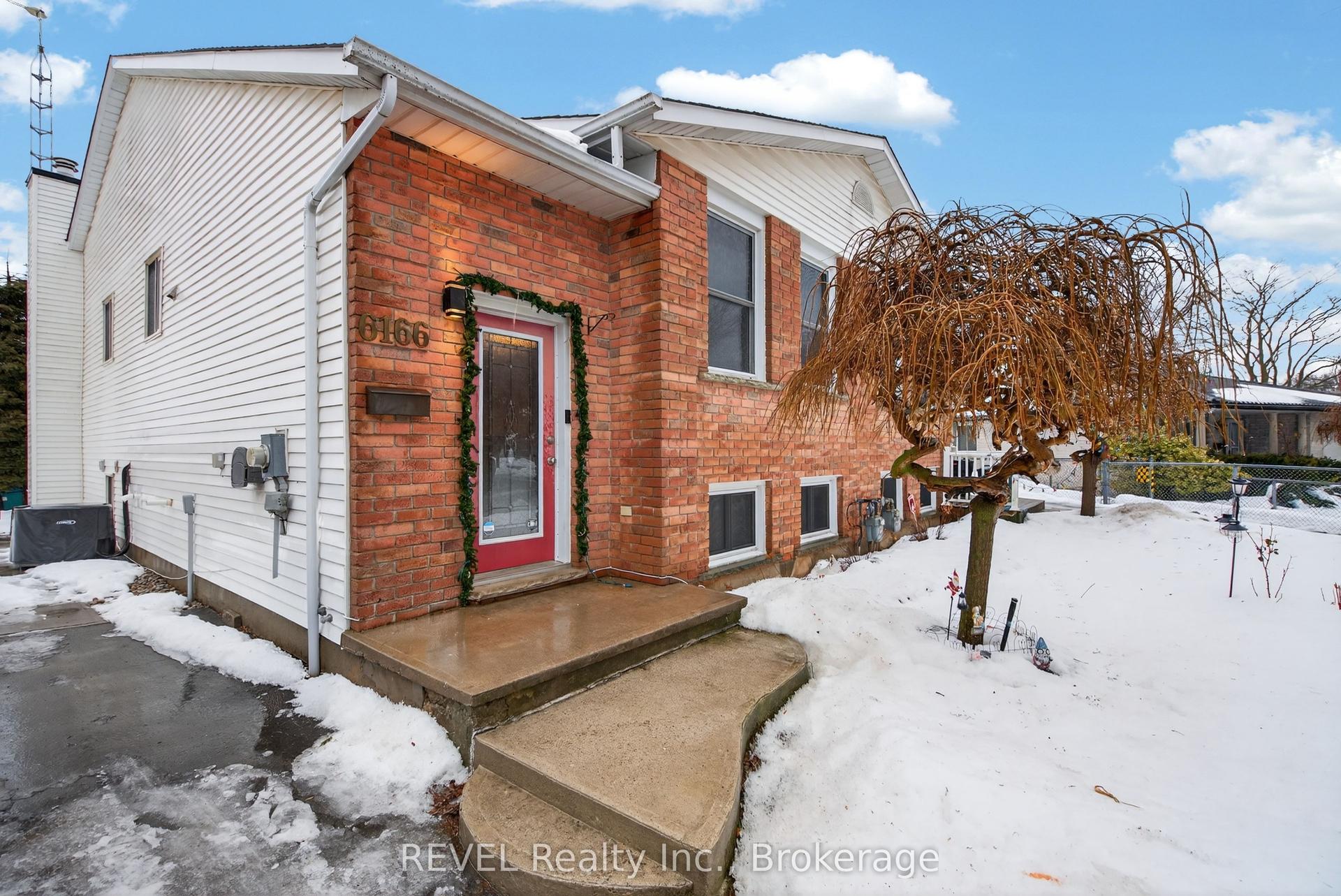 6166 Wildrose Crescent Upper #Upper — photo 1