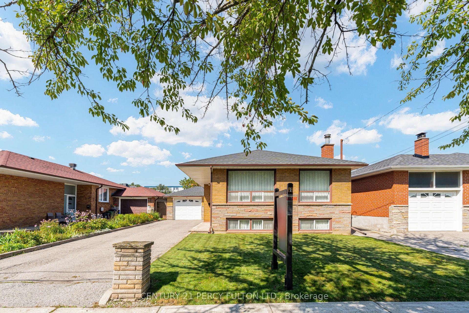 10 Dunlop Avenue, Toronto — Detached for sale, photo 1