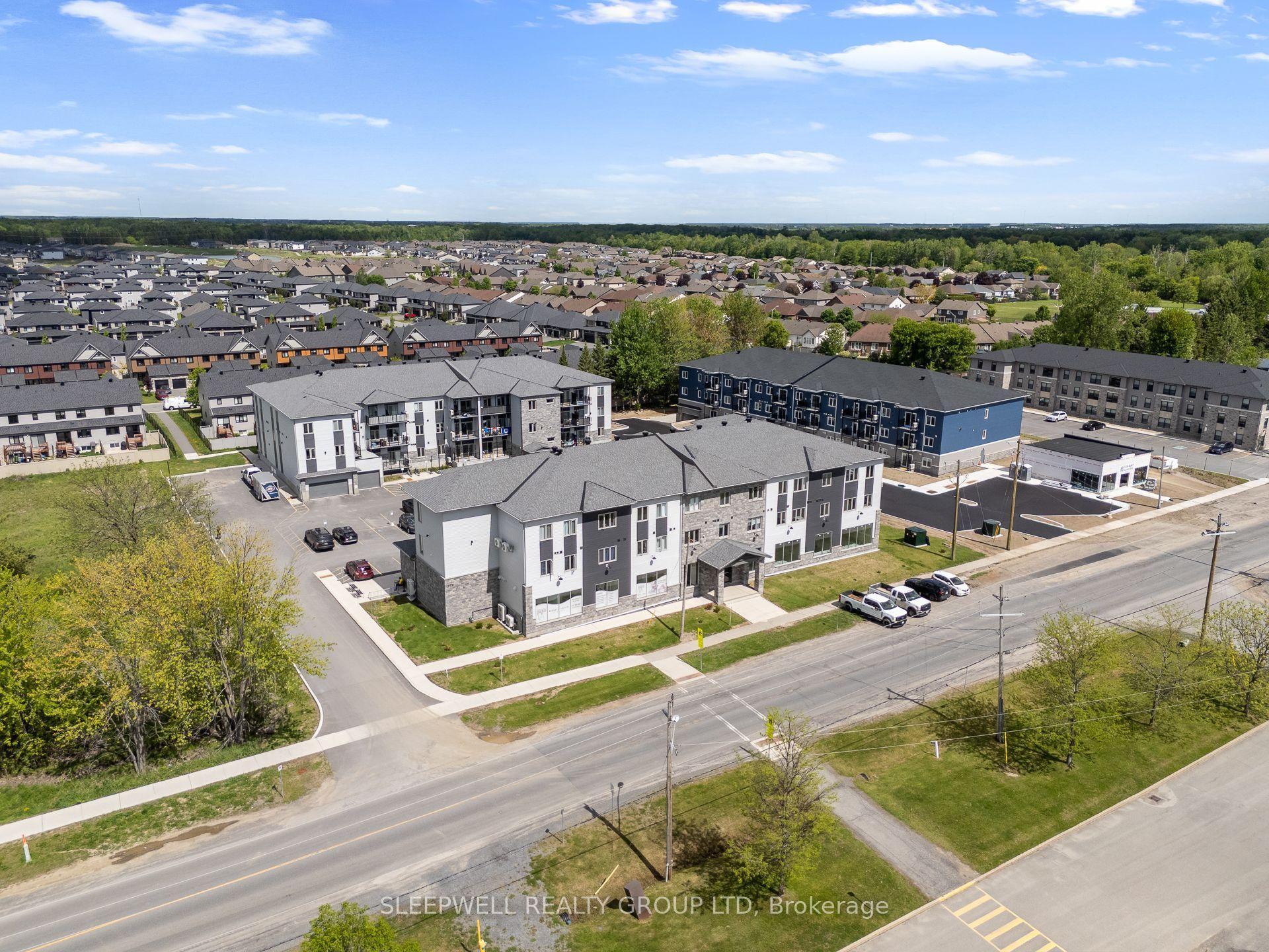 979 North Russell Road 305 #305, Russell — Multiplex for lease, photo 1