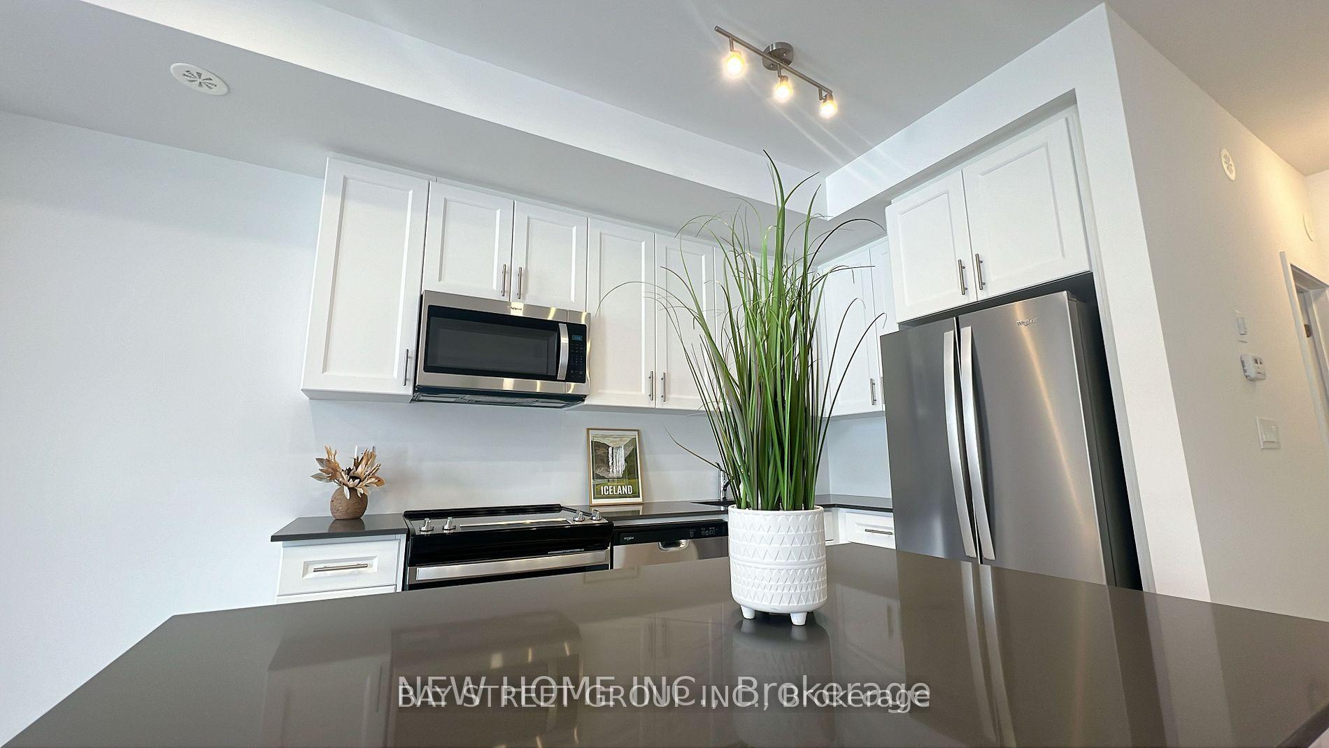 Unit 20-24 Lytham Green Circle, Newmarket — Condo Town for lease, photo 1