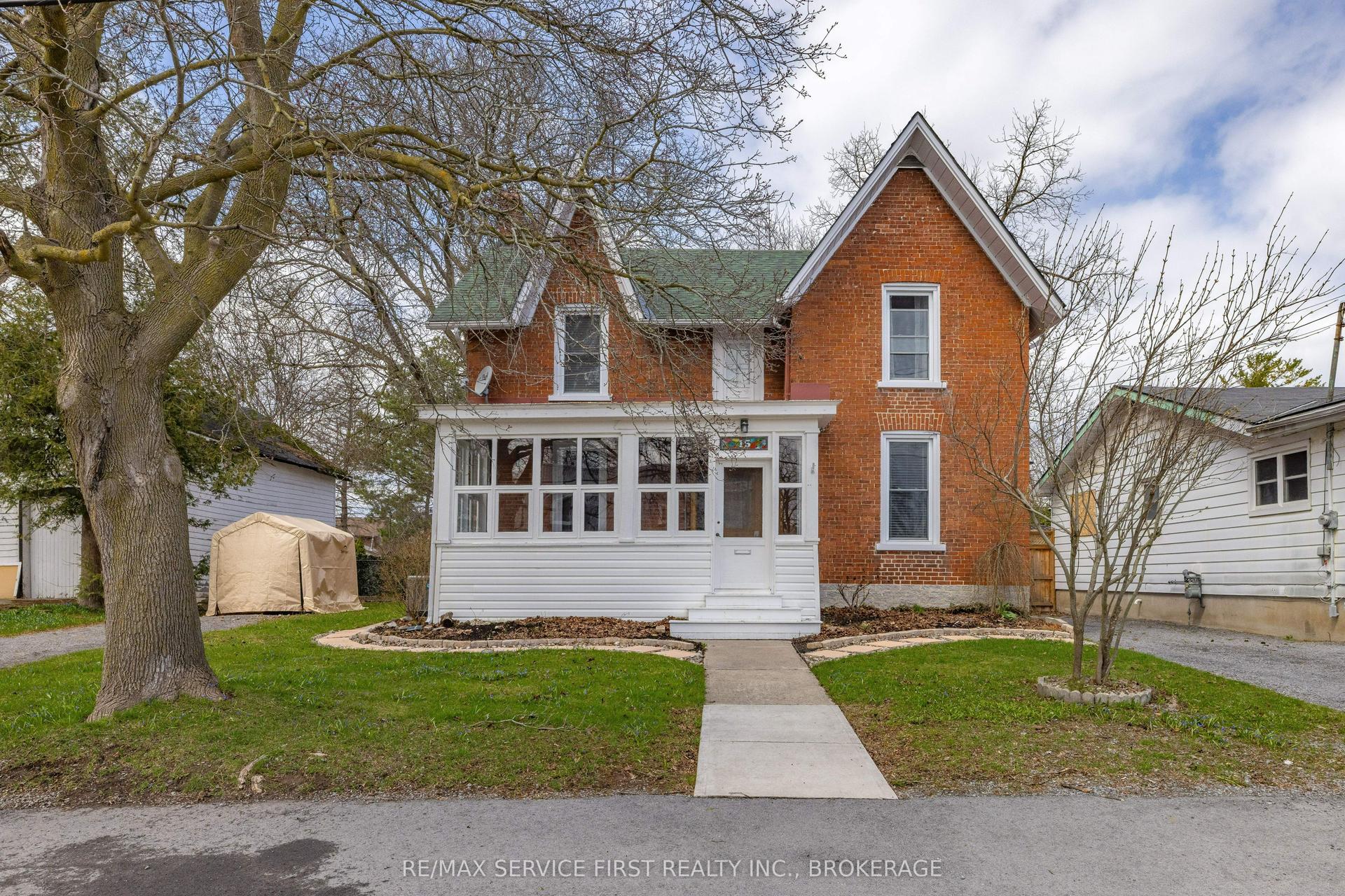 15 Graham Street E — photo 1