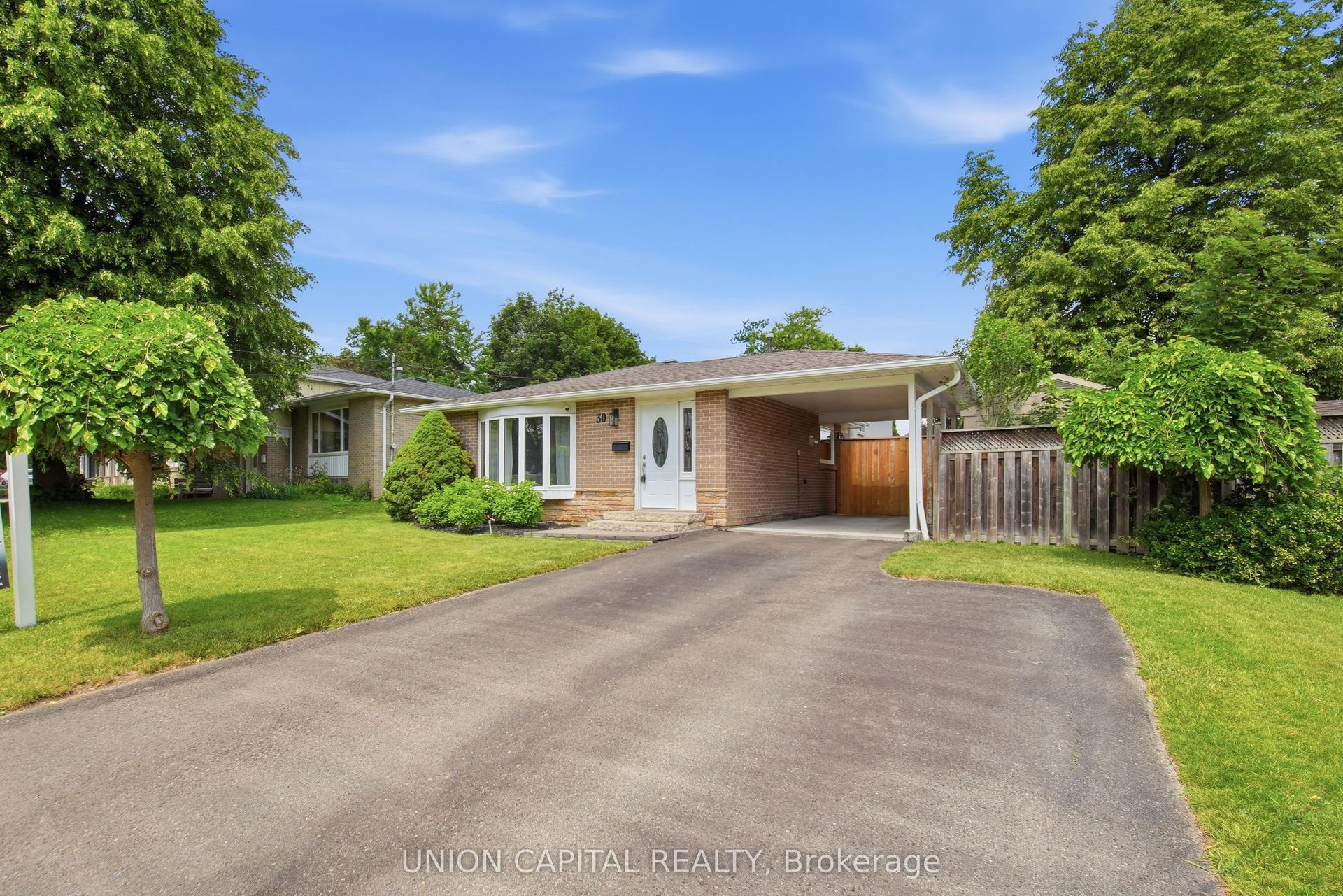 30 Irwin Crescent — photo 1