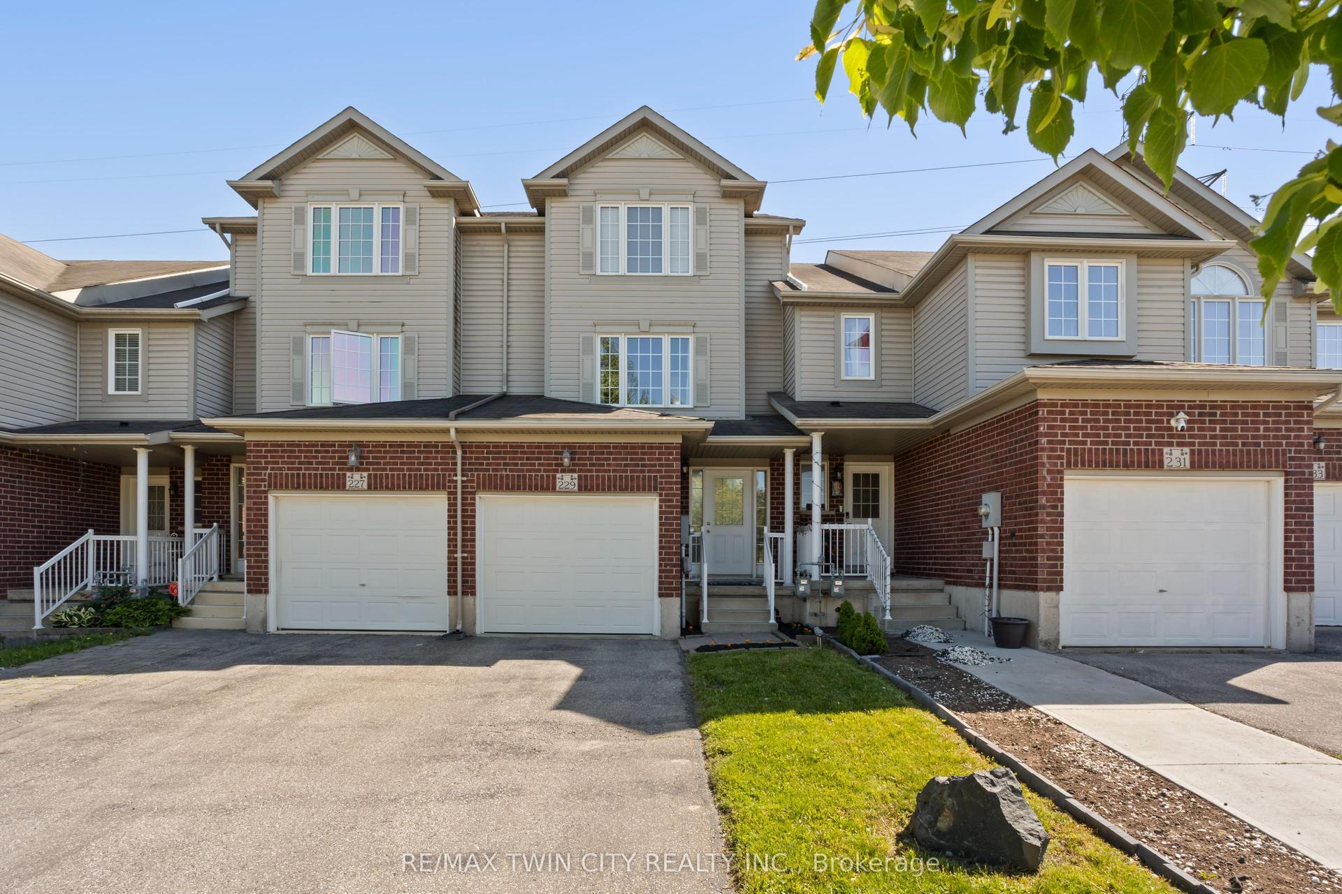 229 Parkvale Drive — photo 1
