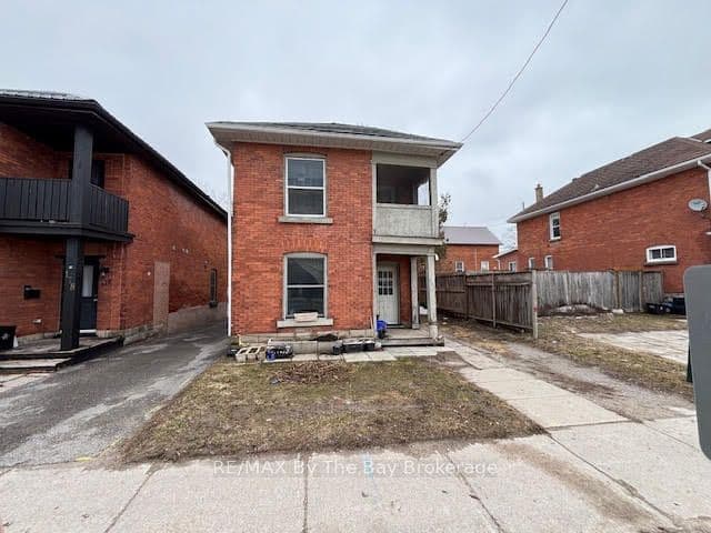 176 Mississaga Street W — photo 1