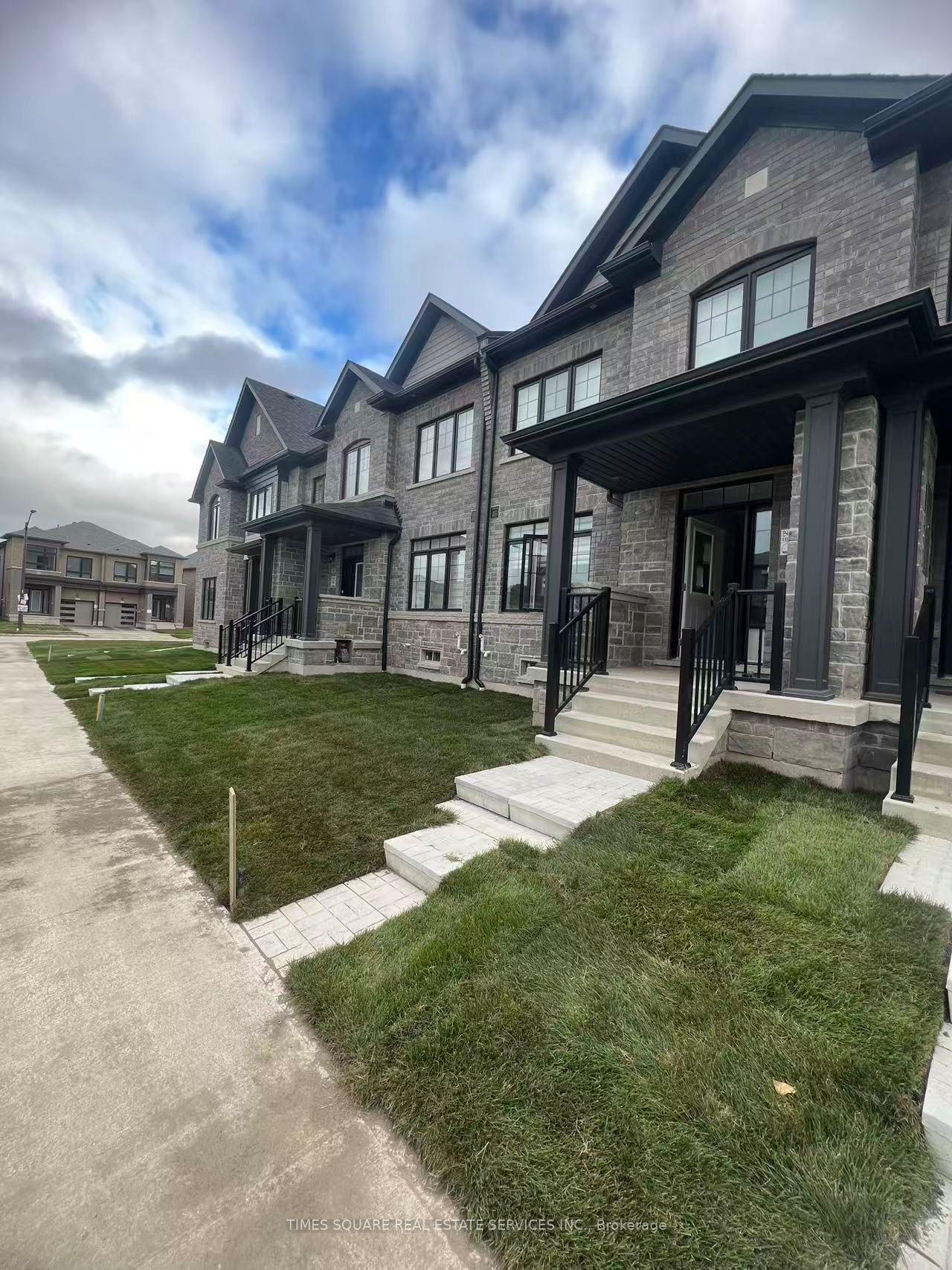 8 O'Reilly Street, Whitby — Townhouse for lease, photo 1