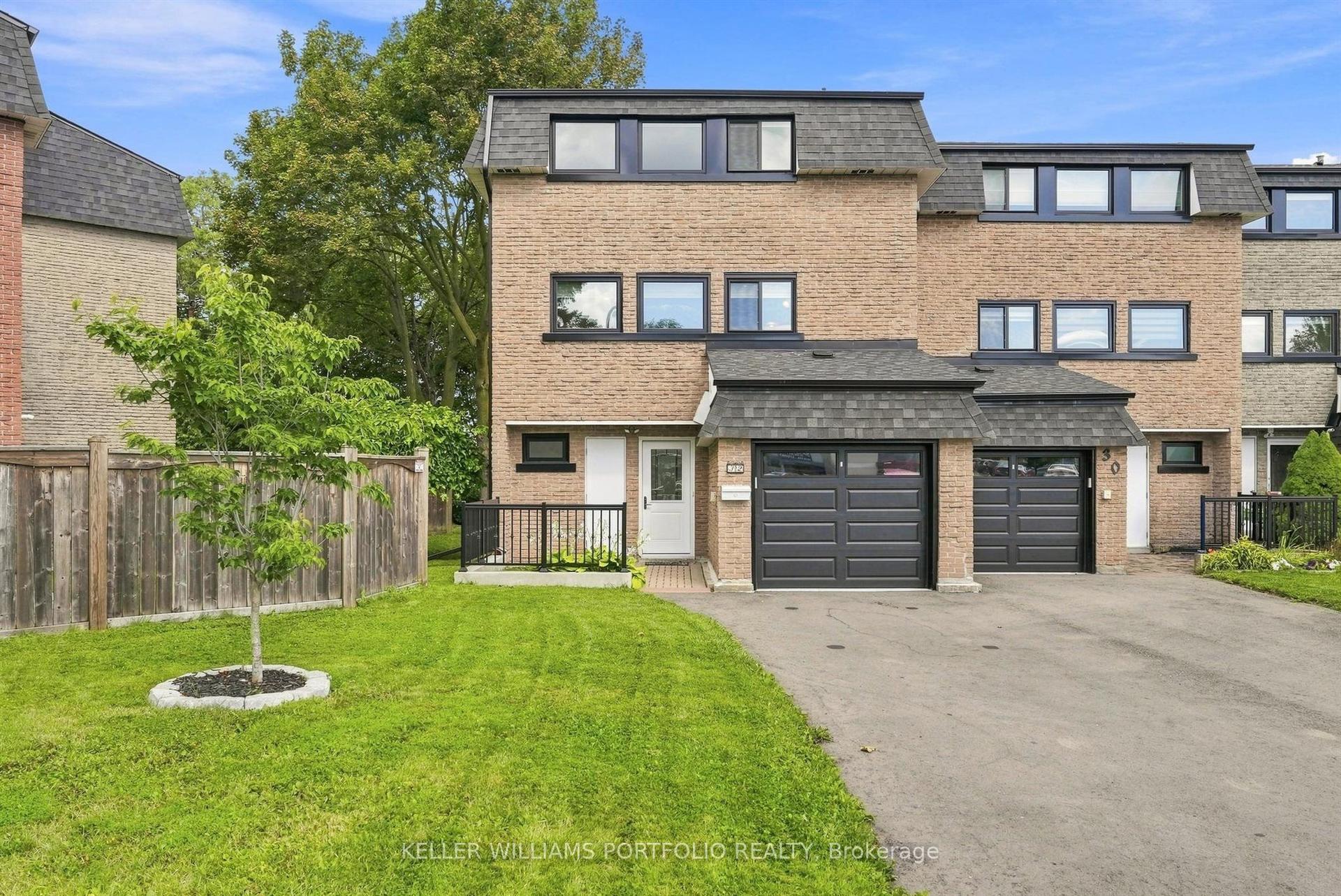 32 Henderson Drive, Aurora — Condo Town for lease, photo 1