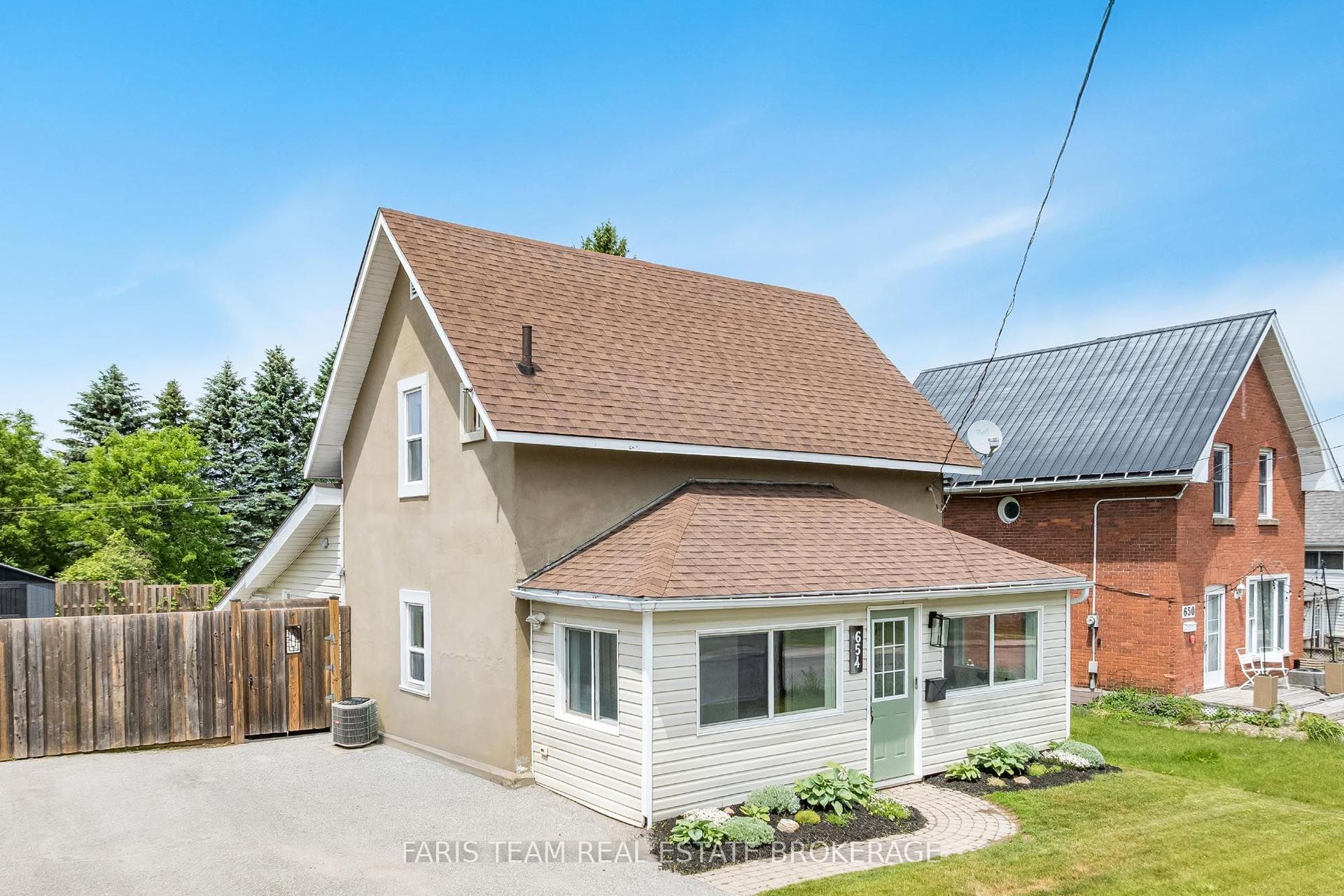 654 Victoria Street — photo 1