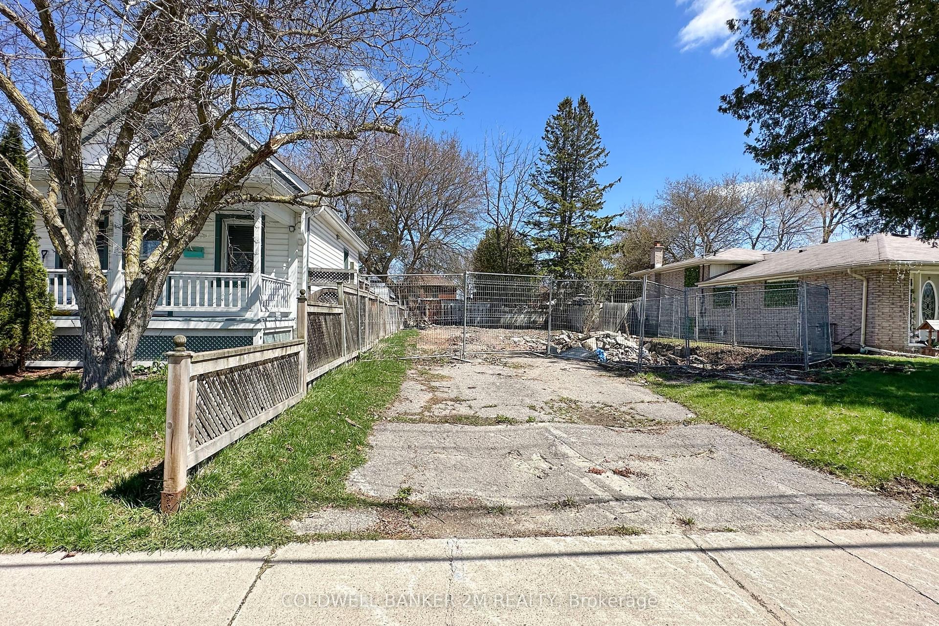 305 Oshawa Boulevard S — photo 1