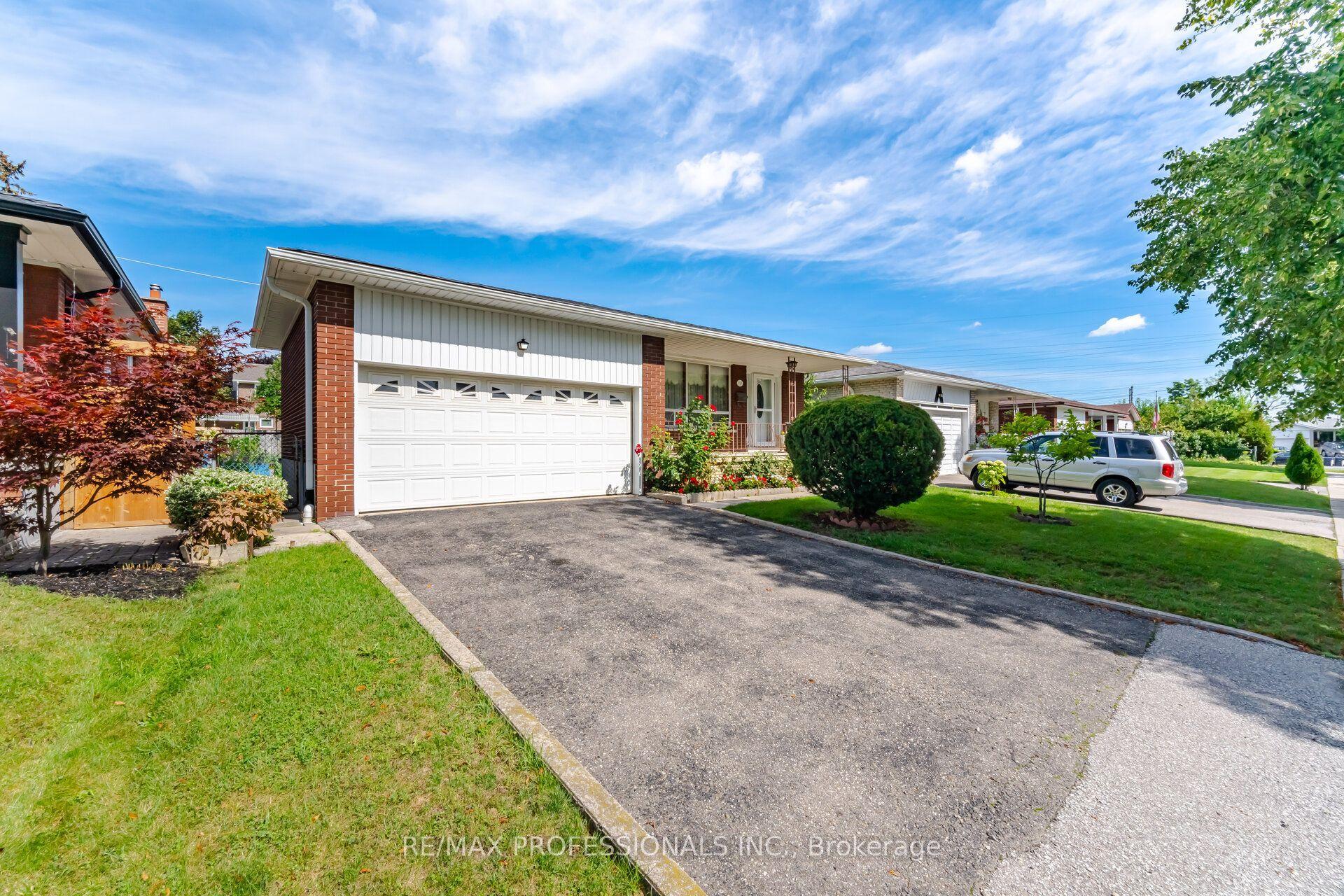 19 Earldown Drive, Toronto — Detached for sale, photo 1