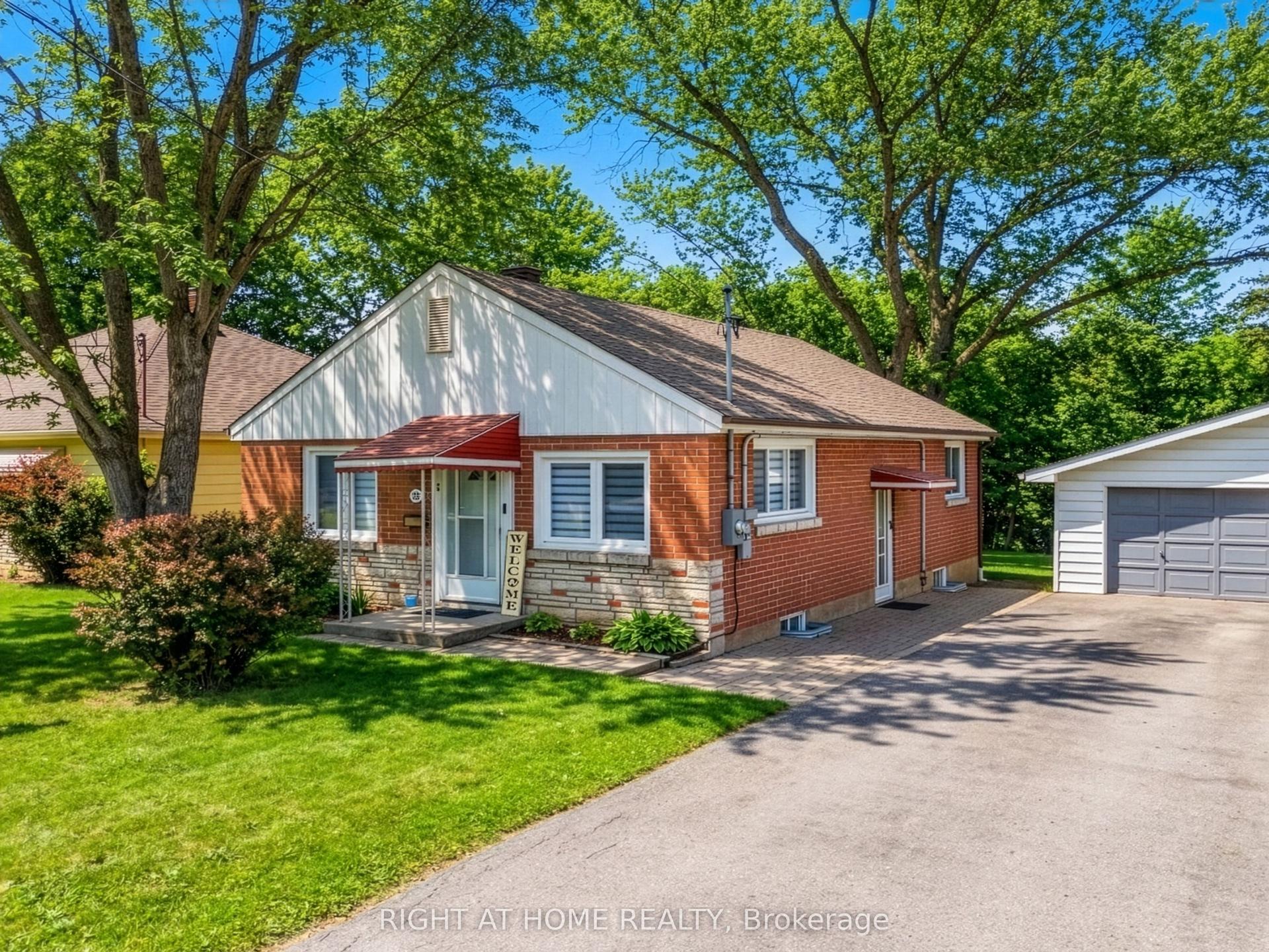 735 Srigley Street — photo 1