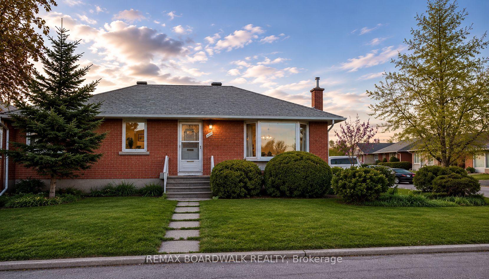 625 CLARKE Avenue — photo 1