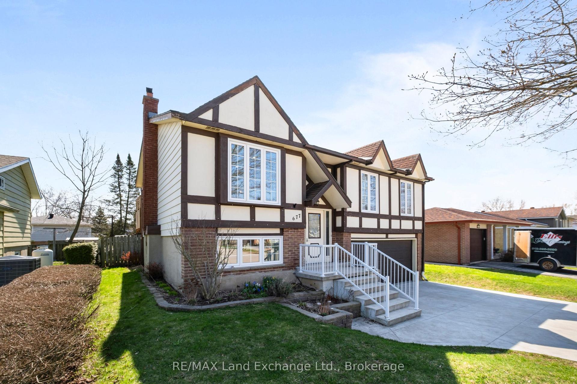 677 Kennard Crescent — photo 1