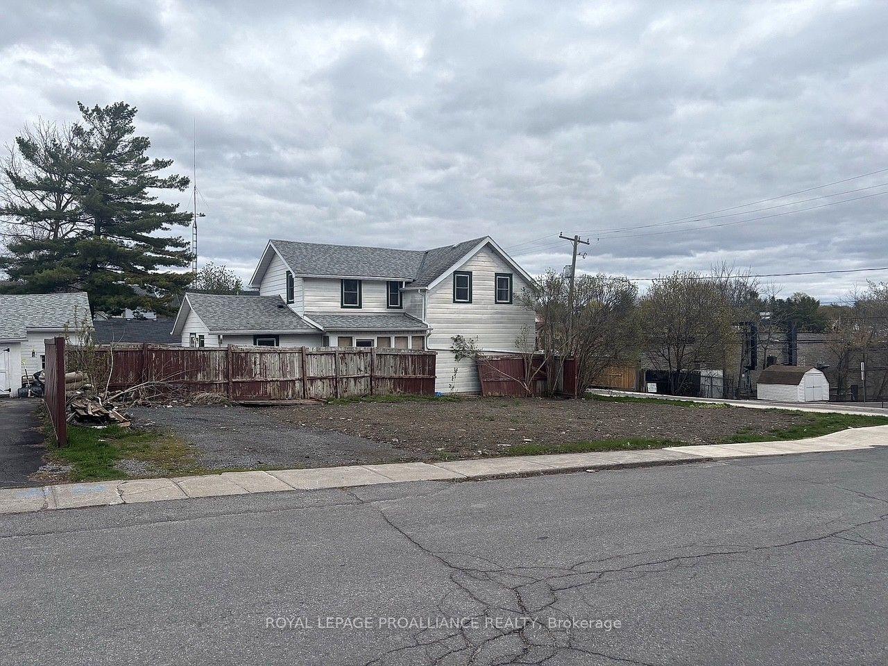 27 Water Street W — photo 1