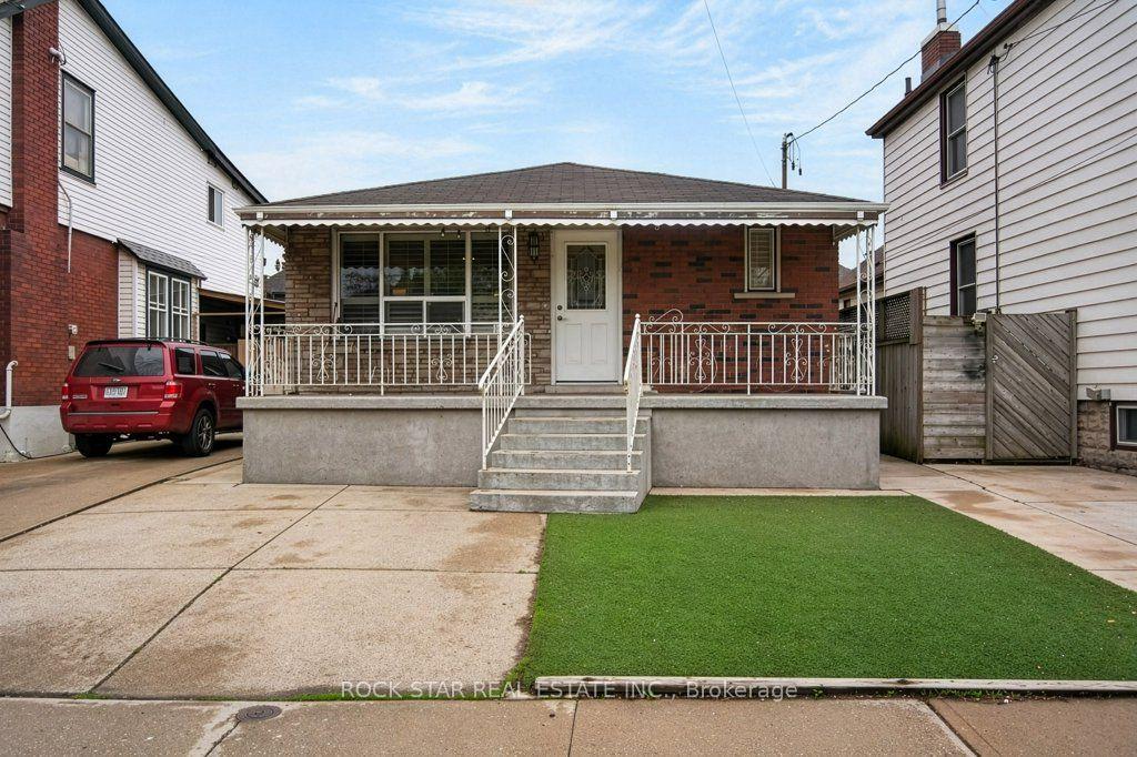 40 Mayflower Avenue — photo 1