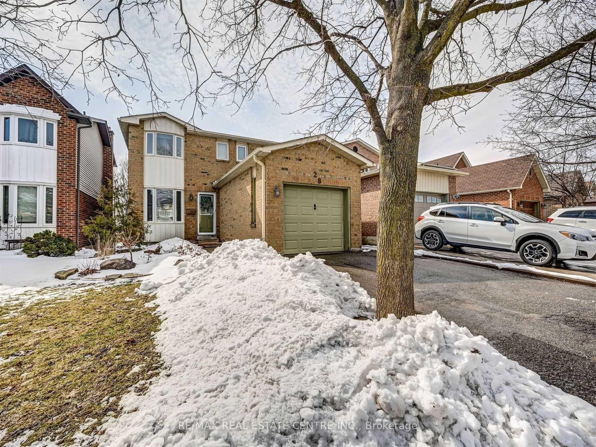 28 Rawling Crescent W — photo 1