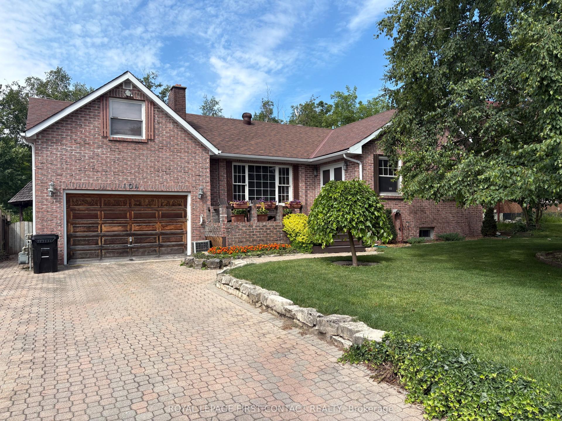 104 Eccles Street N, Barrie — Detached for sale, photo 1