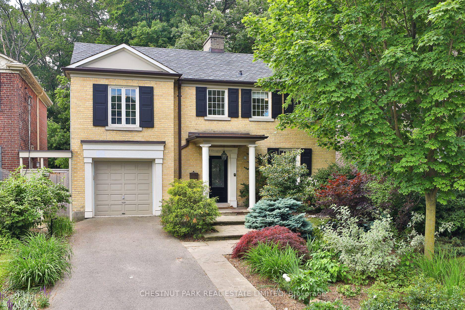 21 Douglas Crescent — photo 1