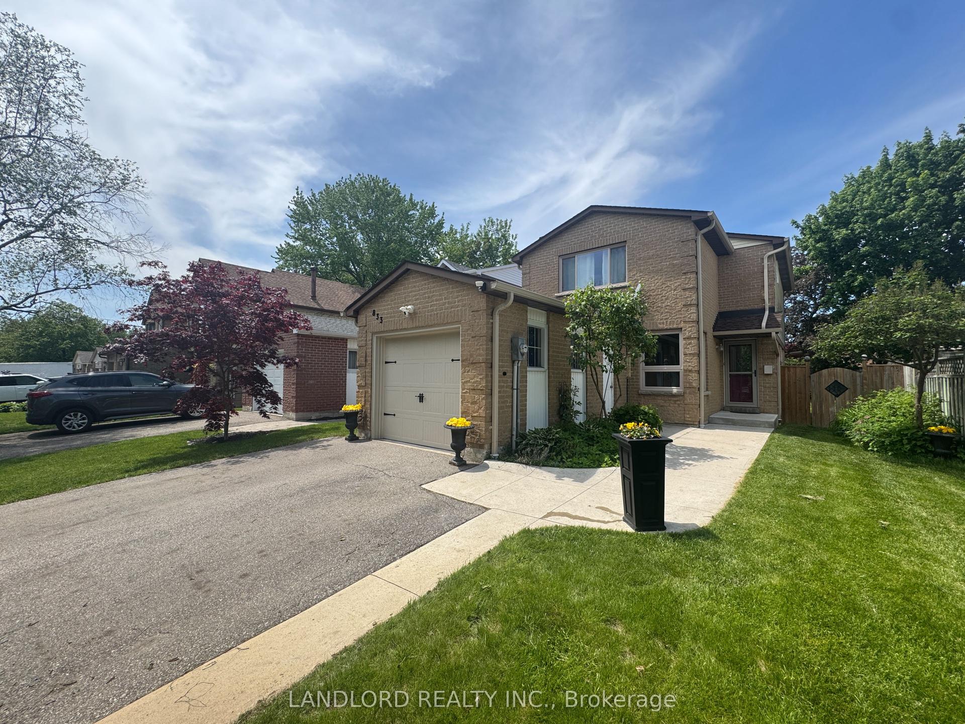 833 Laurier Avenue — photo 1