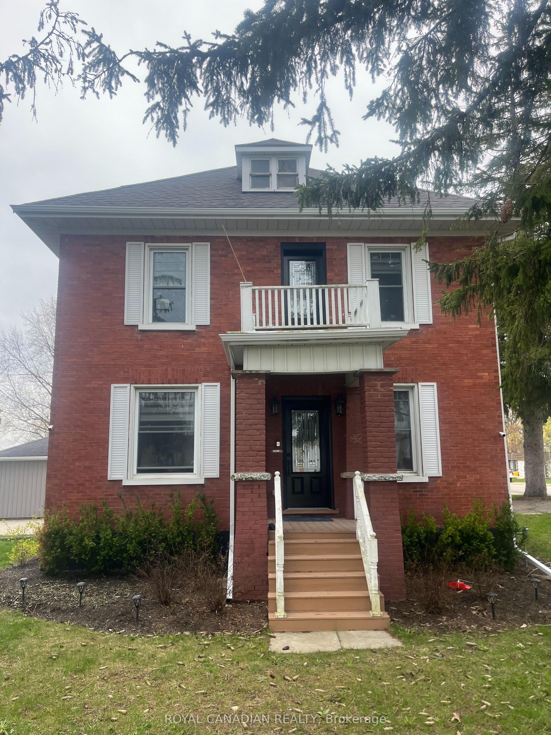131 Elora Street N — photo 1