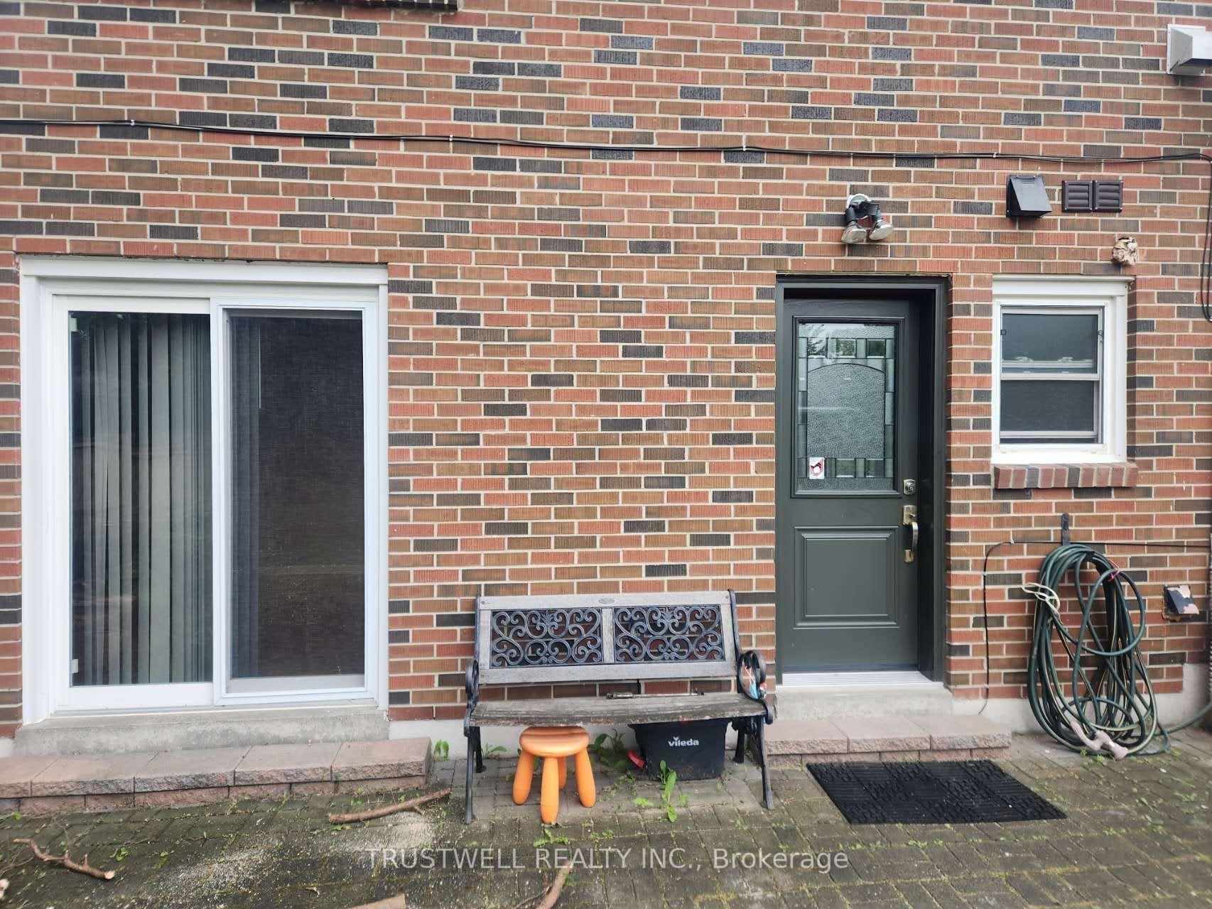 38 Rosscowan Crescent Main #Main, Toronto — Detached for lease, photo 1