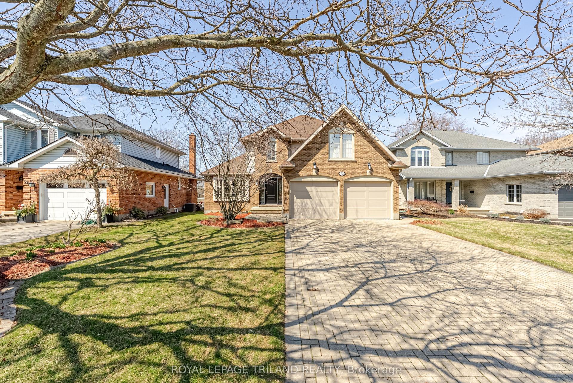 28 Sinclair Crescent — photo 1