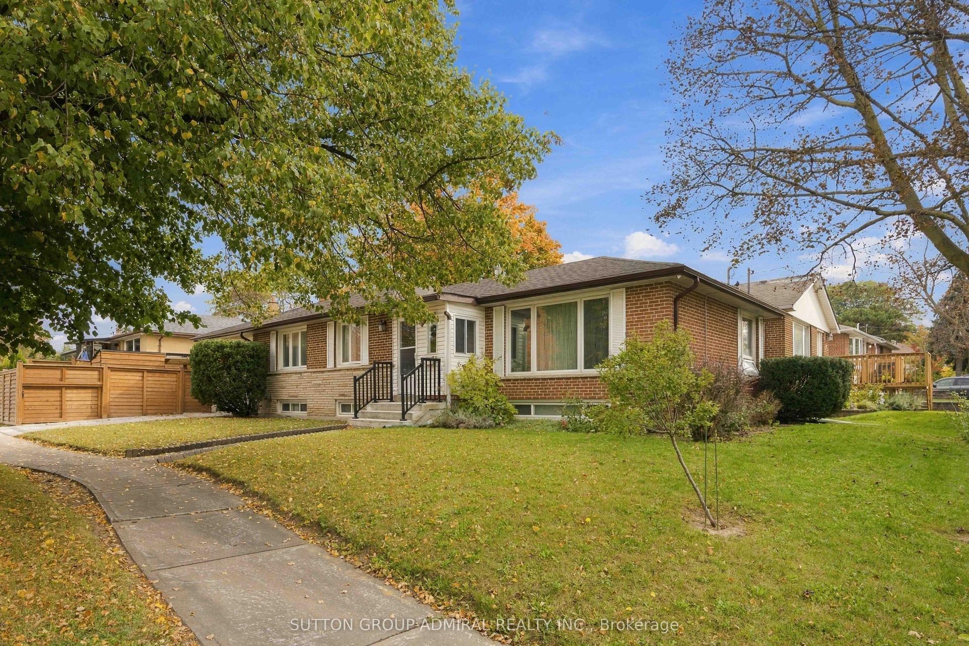 11 Summerglade Drive, Toronto — Detached for sale, photo 1