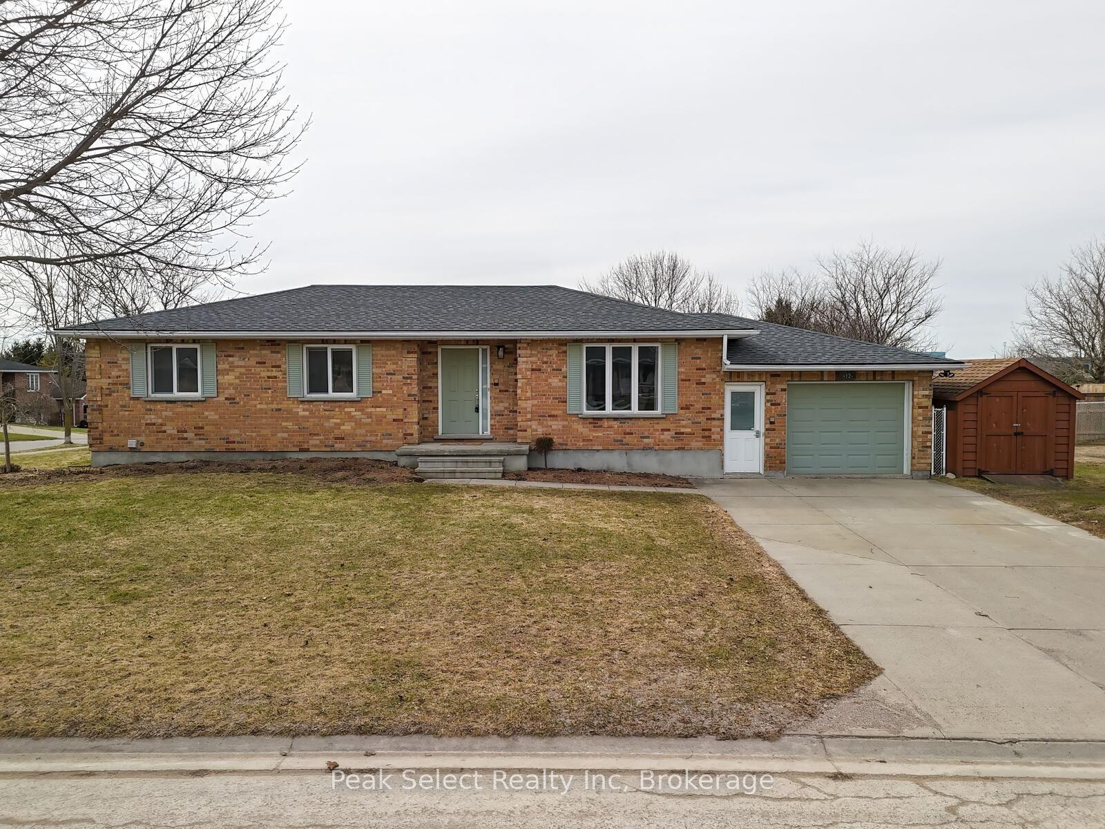 12 MEADOWRIDGE Drive — photo 1