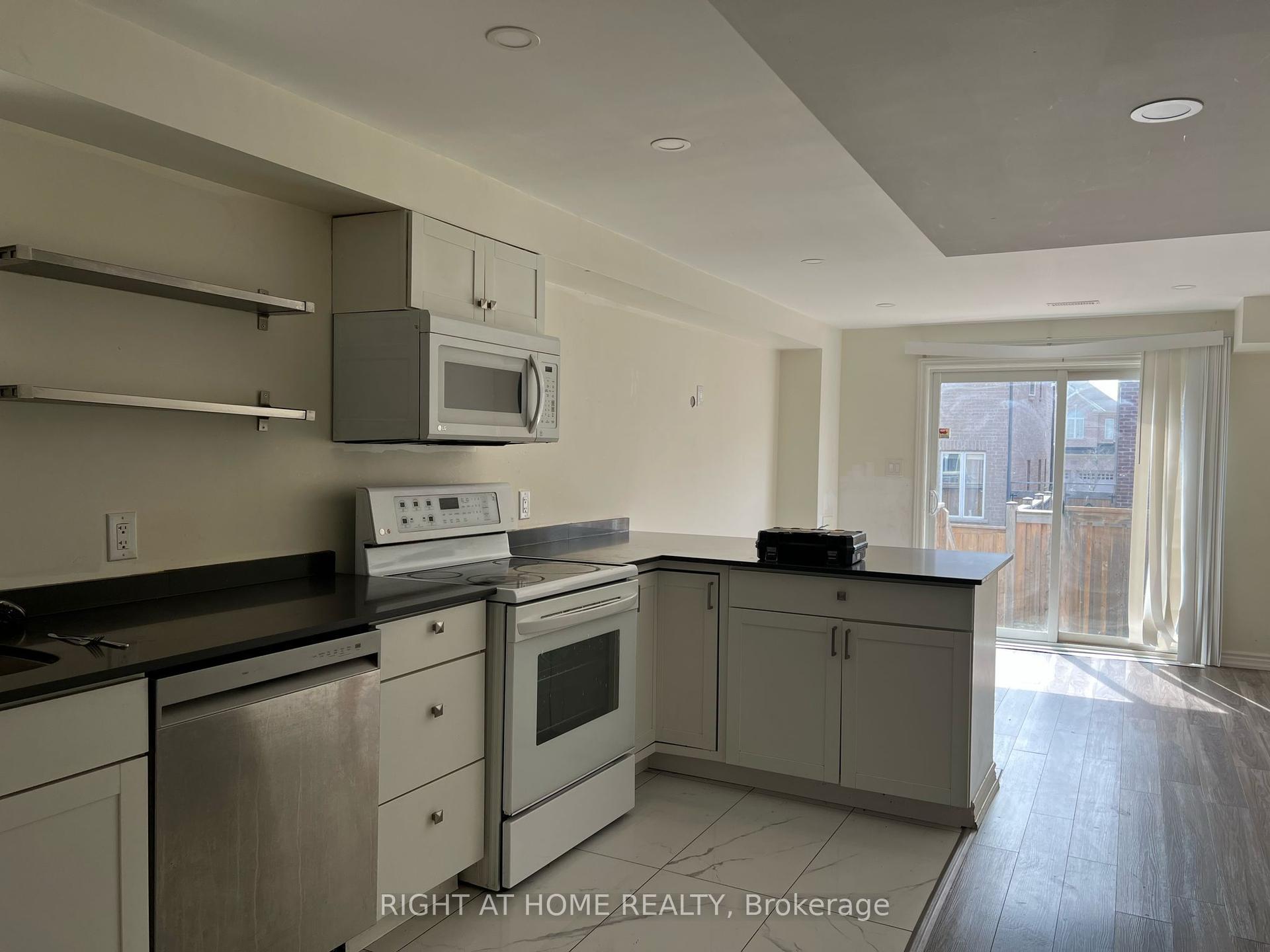 45 Paper Mills Crescent Lower #Lower — photo 1