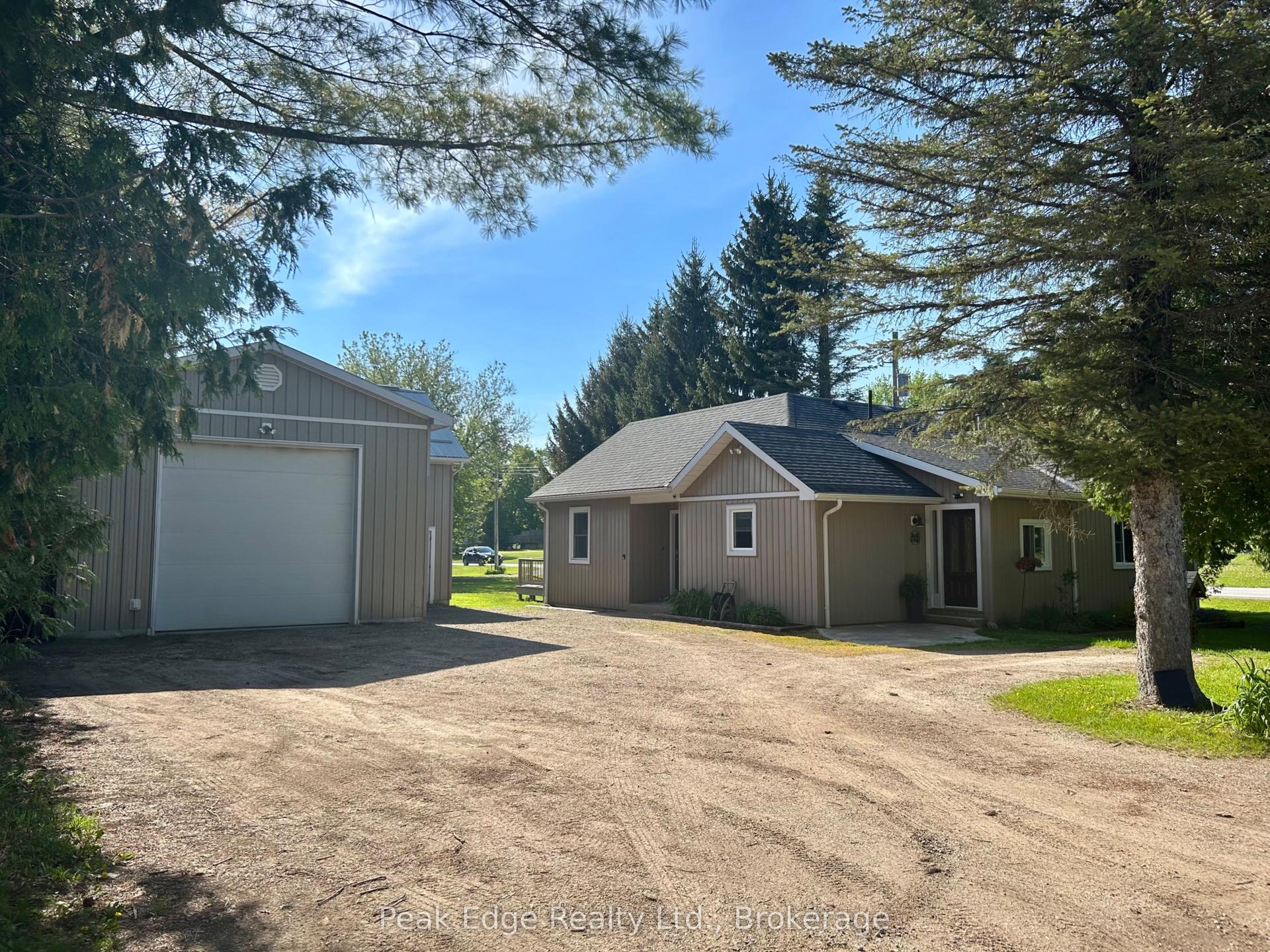 124 Douglas Street — photo 1
