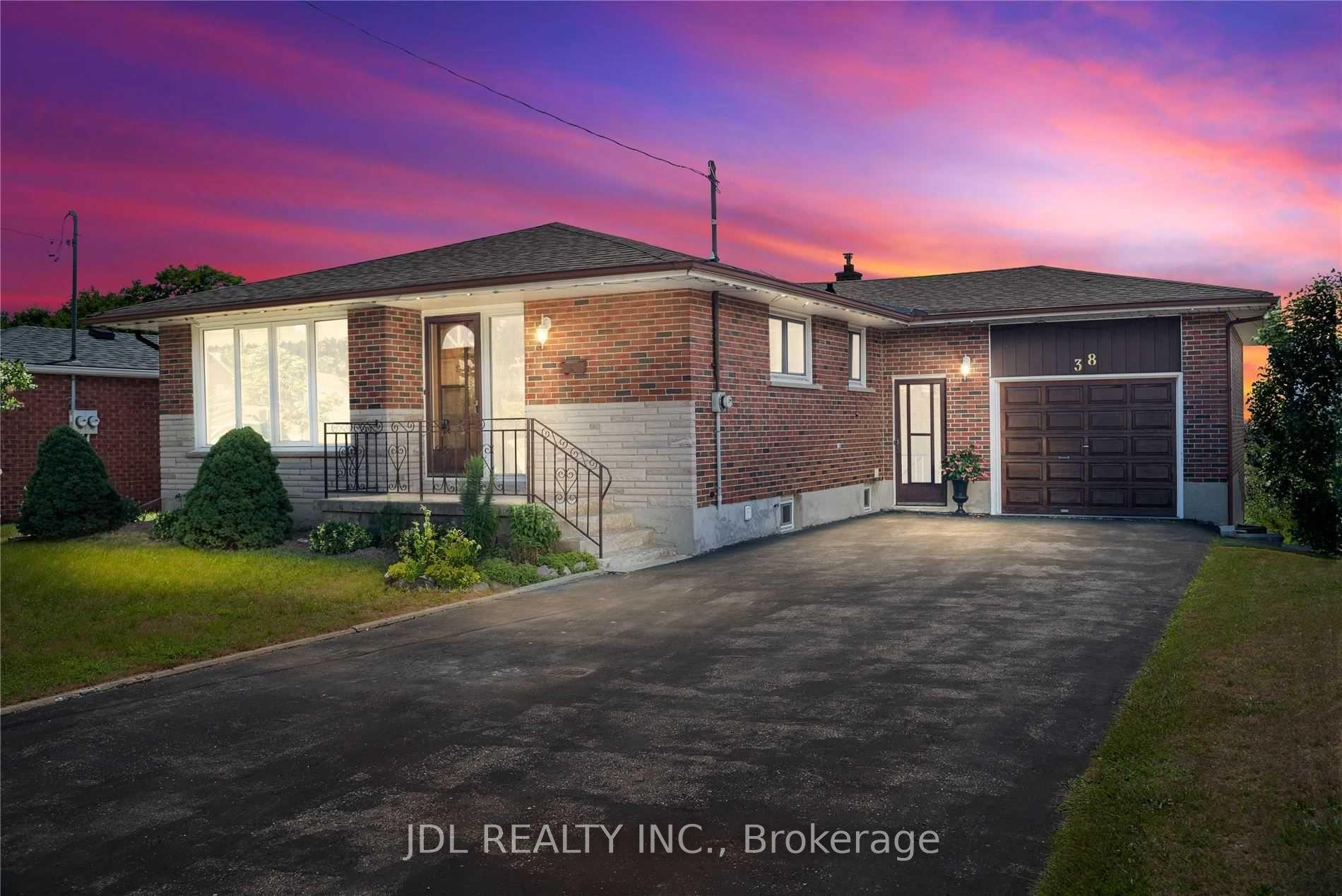 38 Grandview Street S Main #Main, Oshawa — Detached for lease, photo 1
