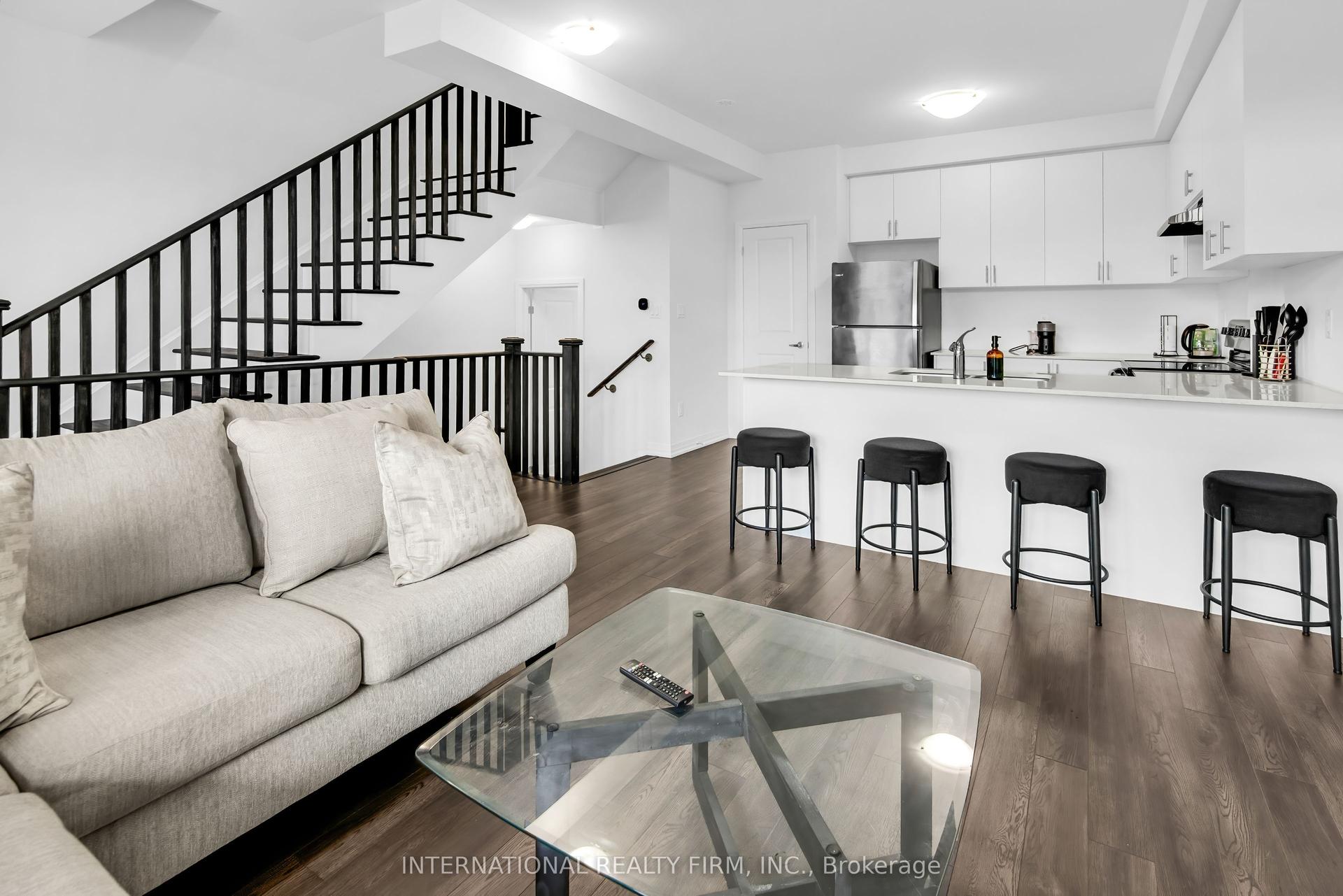 148 Turnberry Lane — photo 1