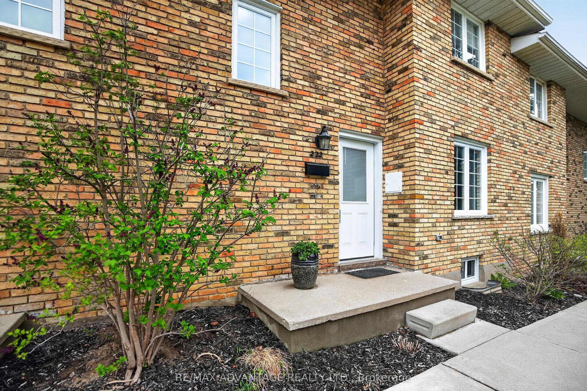 222 Homestead Crescent — photo 1