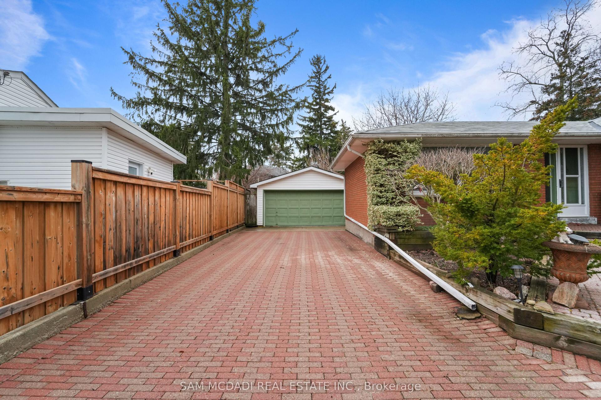 2470 Meadowood Crescent — photo 1