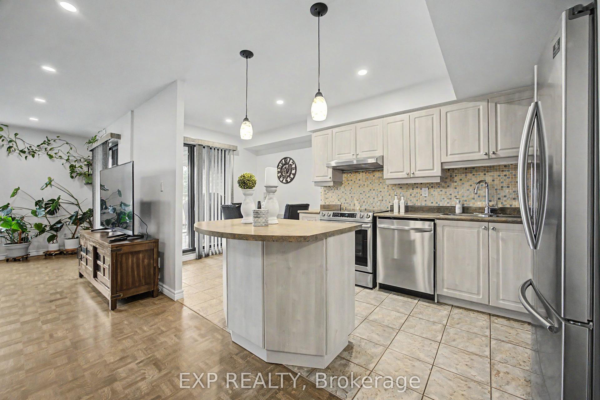 1000 Cedarglen Gate 501 #501, Mississauga — Condo Town for sale, photo 1