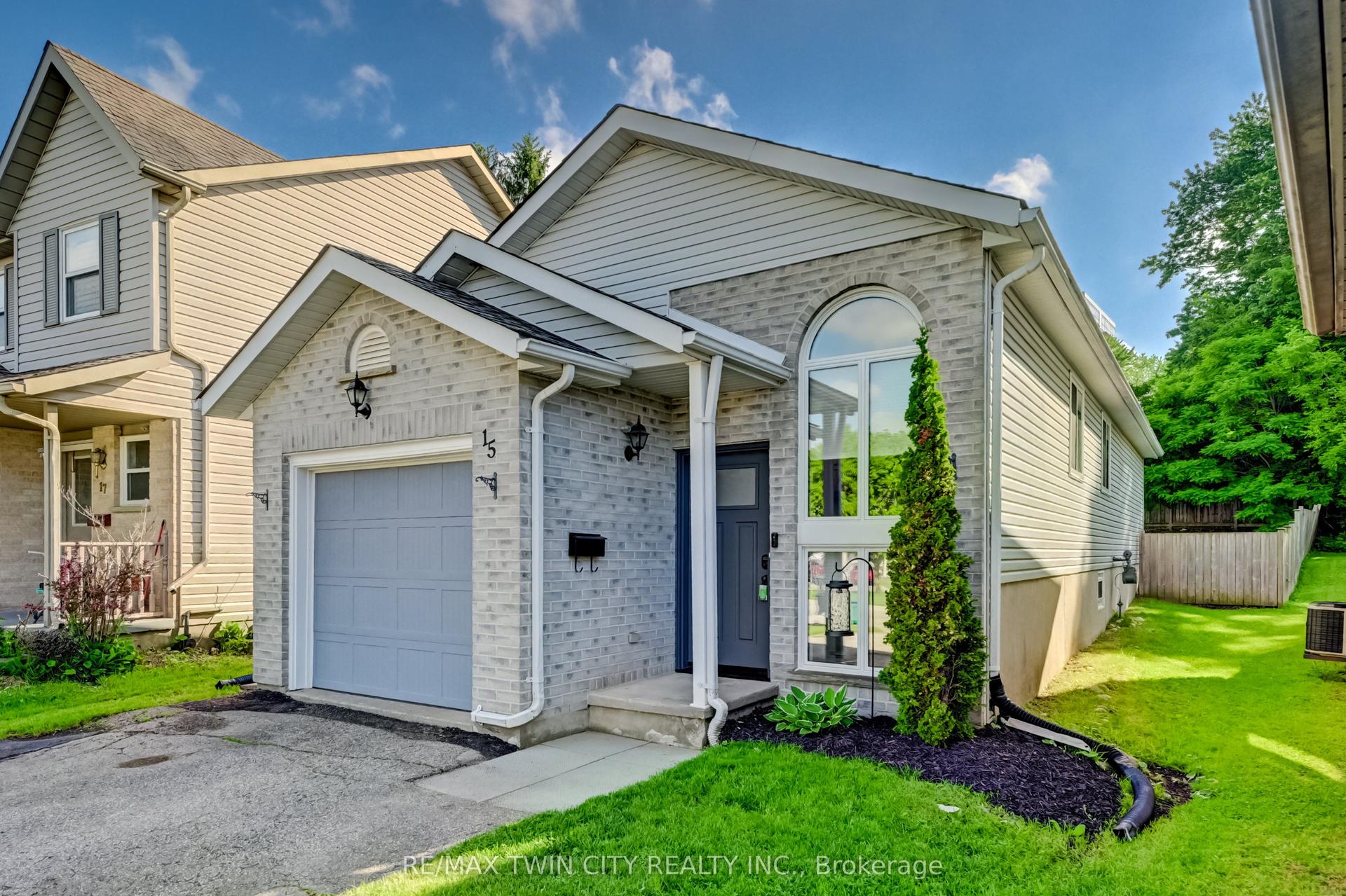15 Michelle Court — photo 1