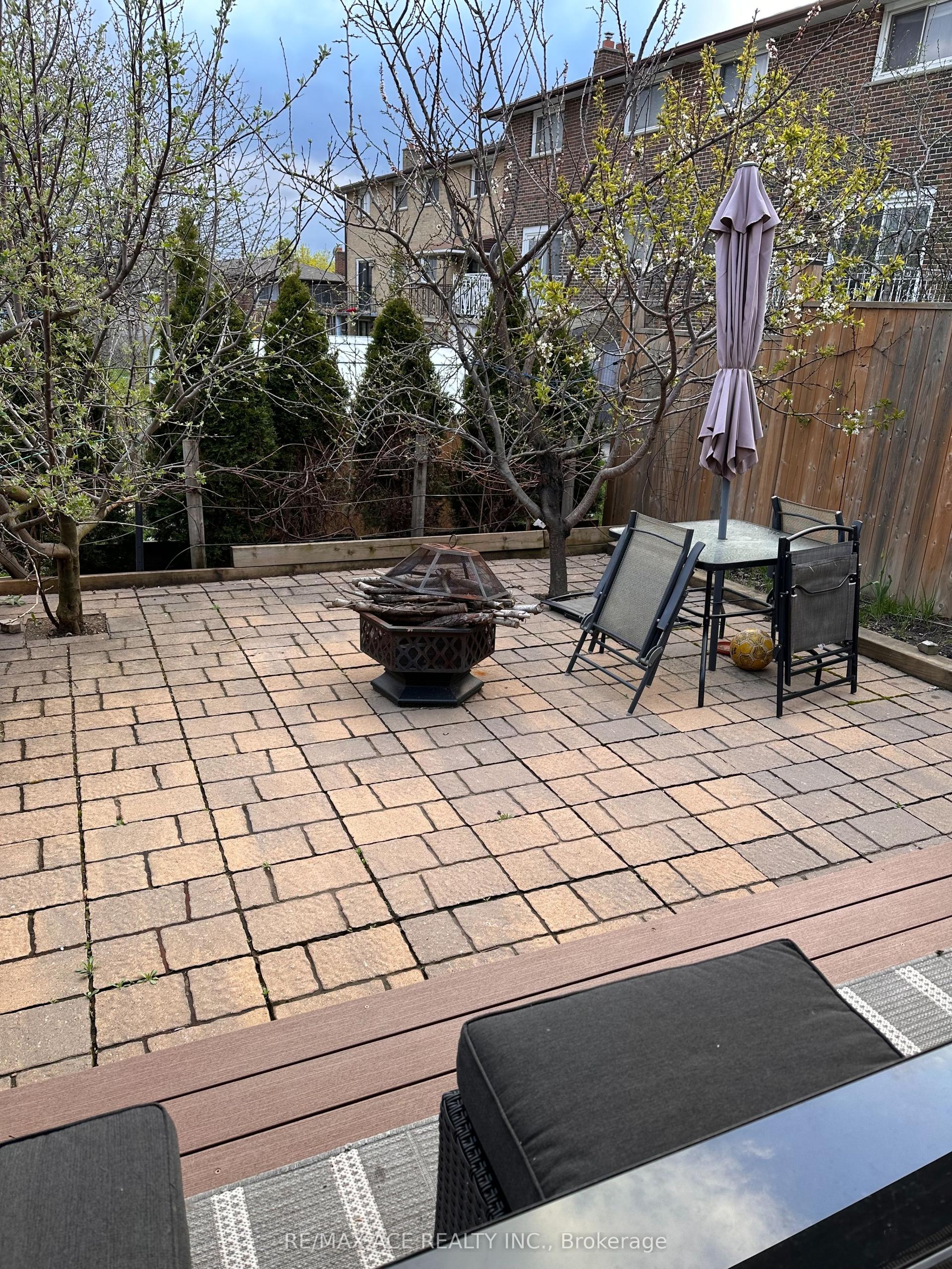 247 Royal Salisbury Way — photo 1