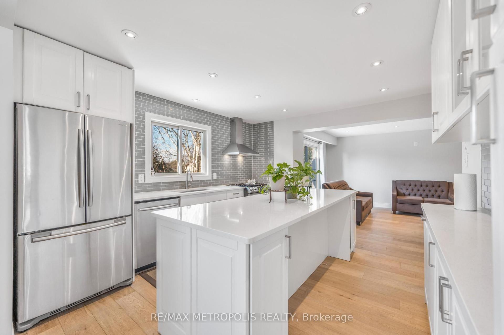 57 Calder Crescent Main #Main, Whitby — Detached for lease, photo 1