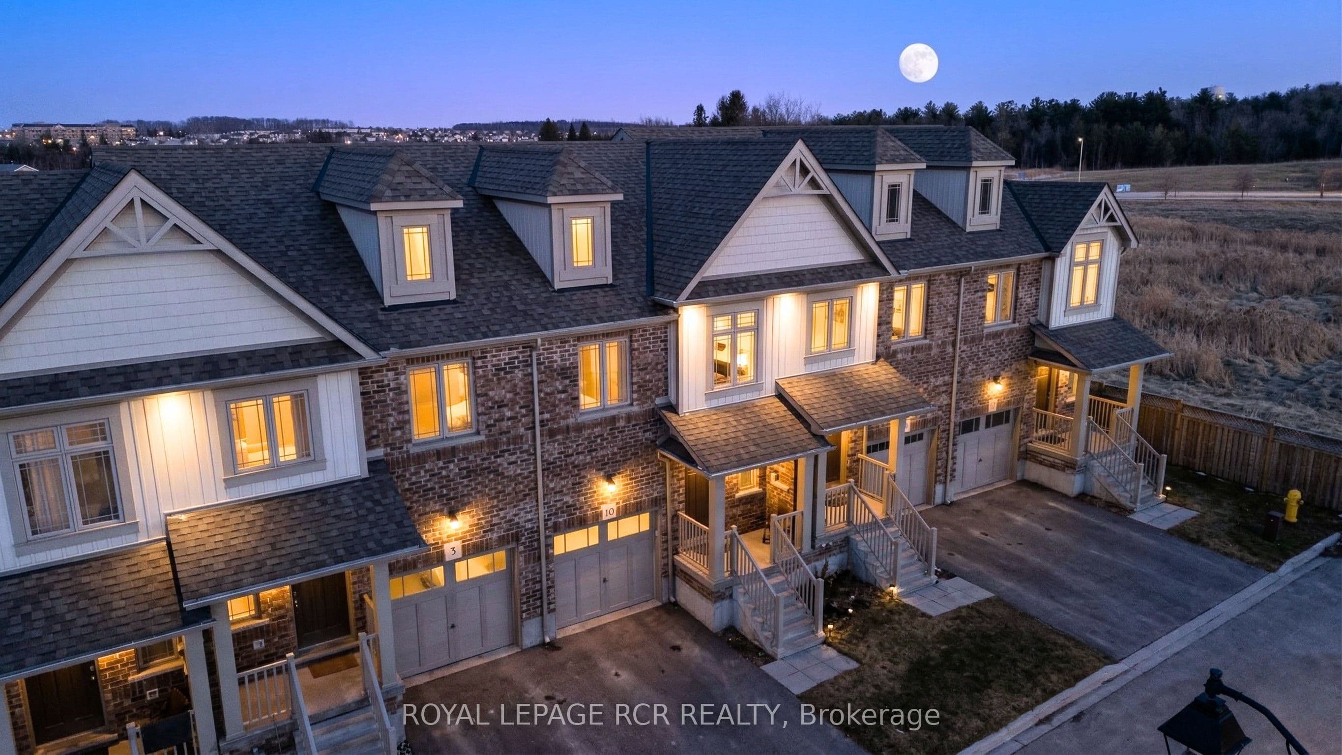 124 Parkinson Crescent 10 #10 — photo 1