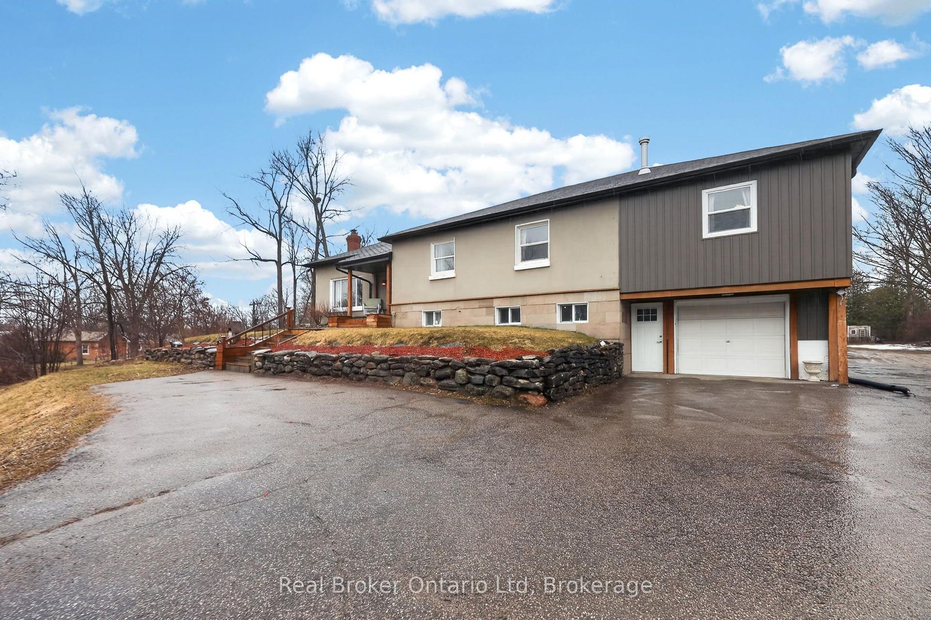 1720 Cameron Street W — photo 1