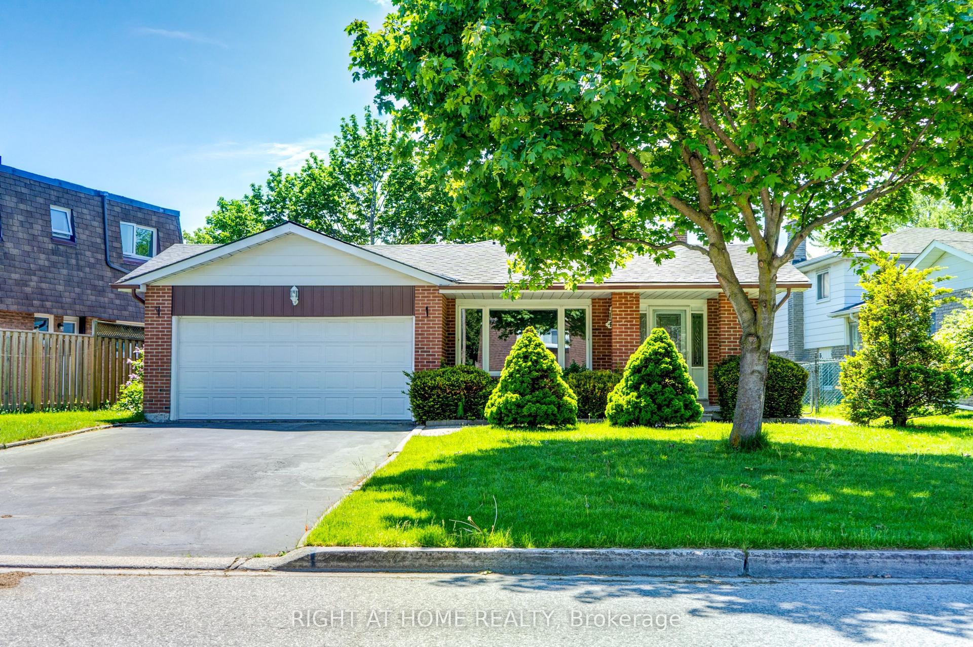 47 Shieldmark Crescent — photo 1
