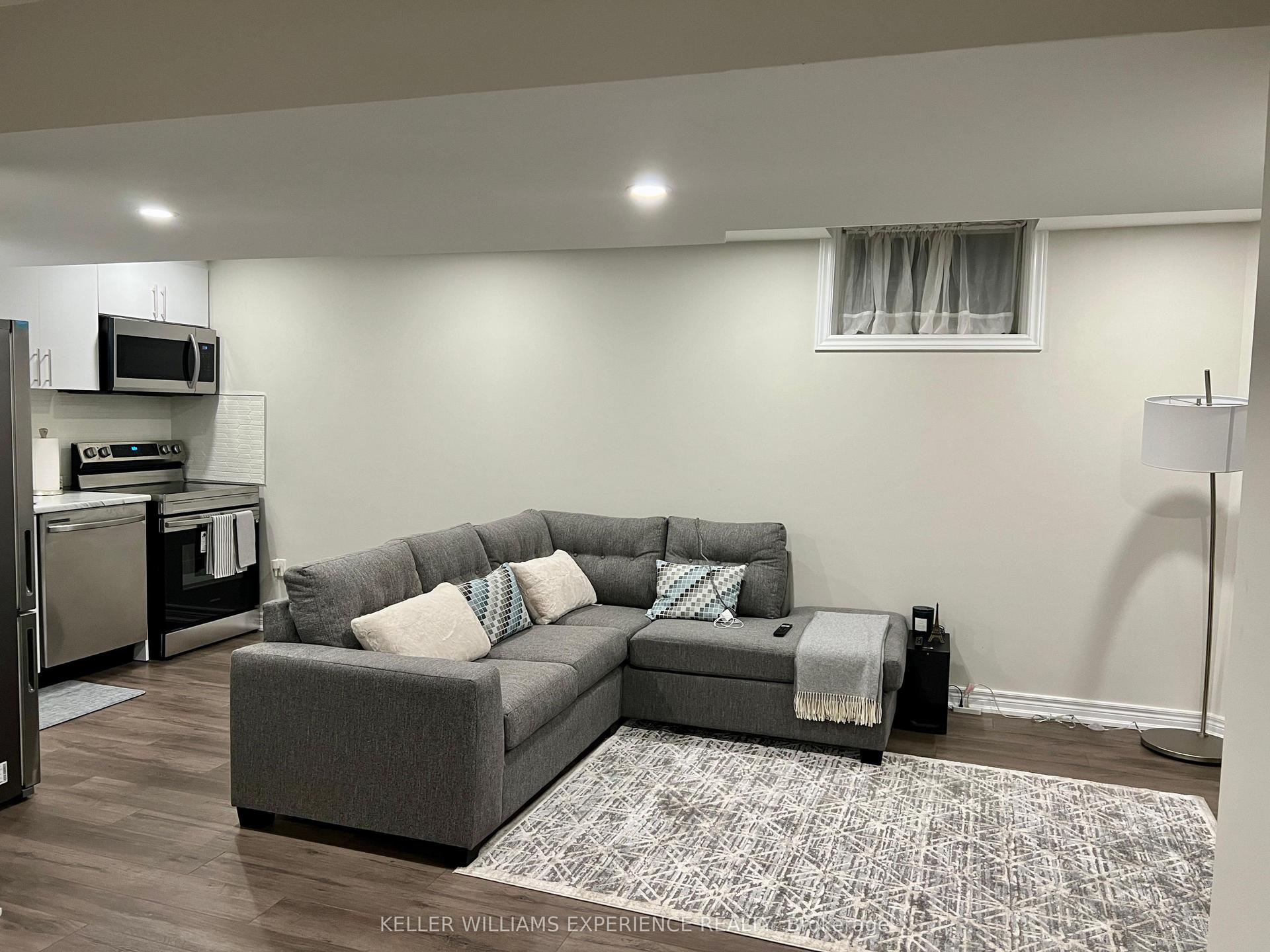8 Grace Crescent, Barrie — Detached for lease, photo 1