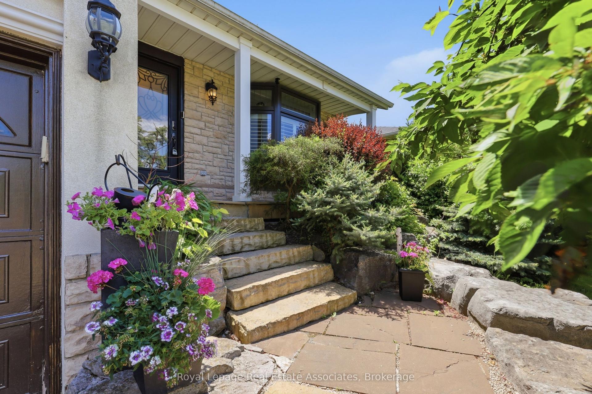 2580 Homelands Drive — photo 1