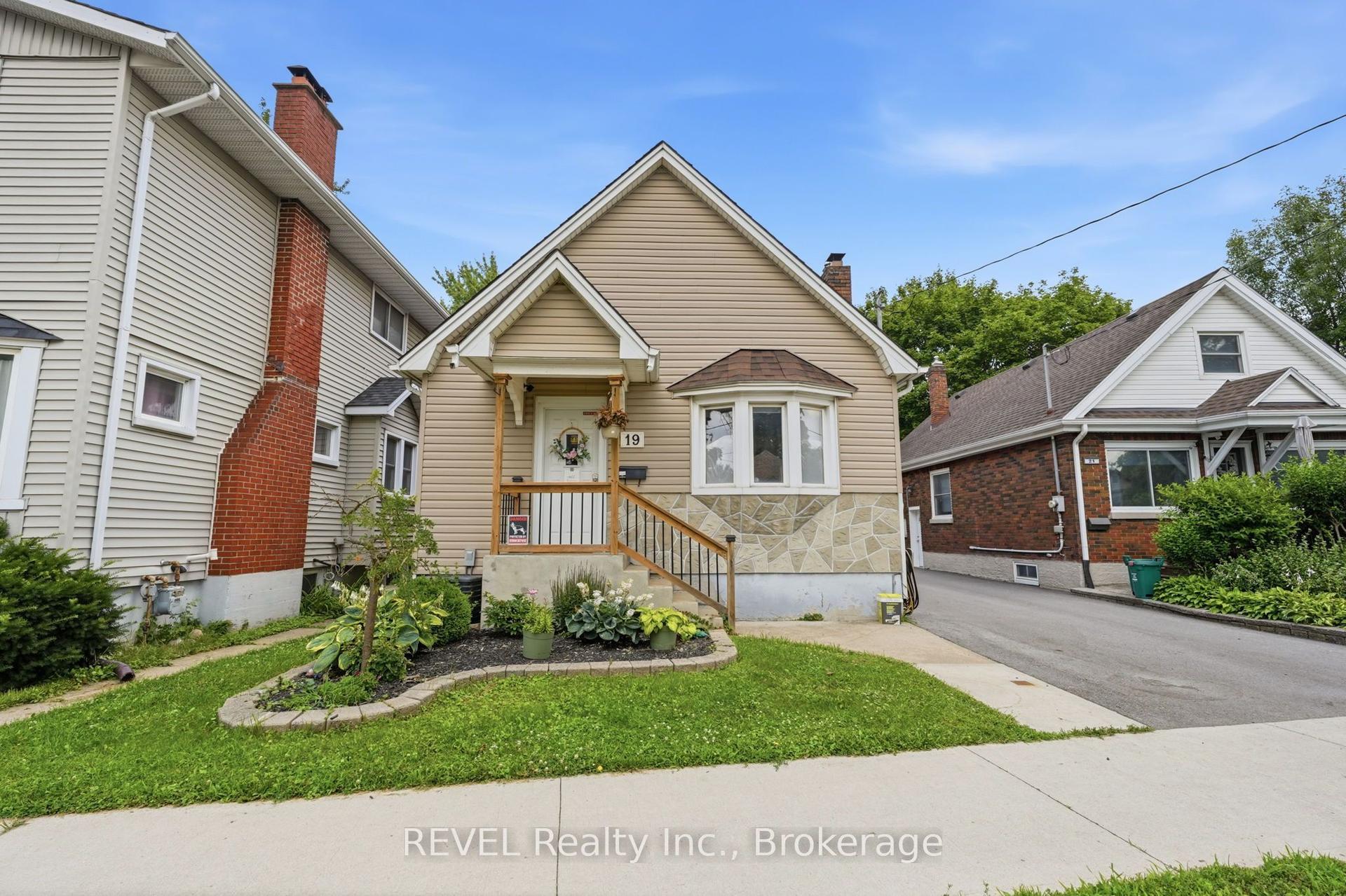 19 Leeper Street, St. Catharines — Detached for lease, photo 1