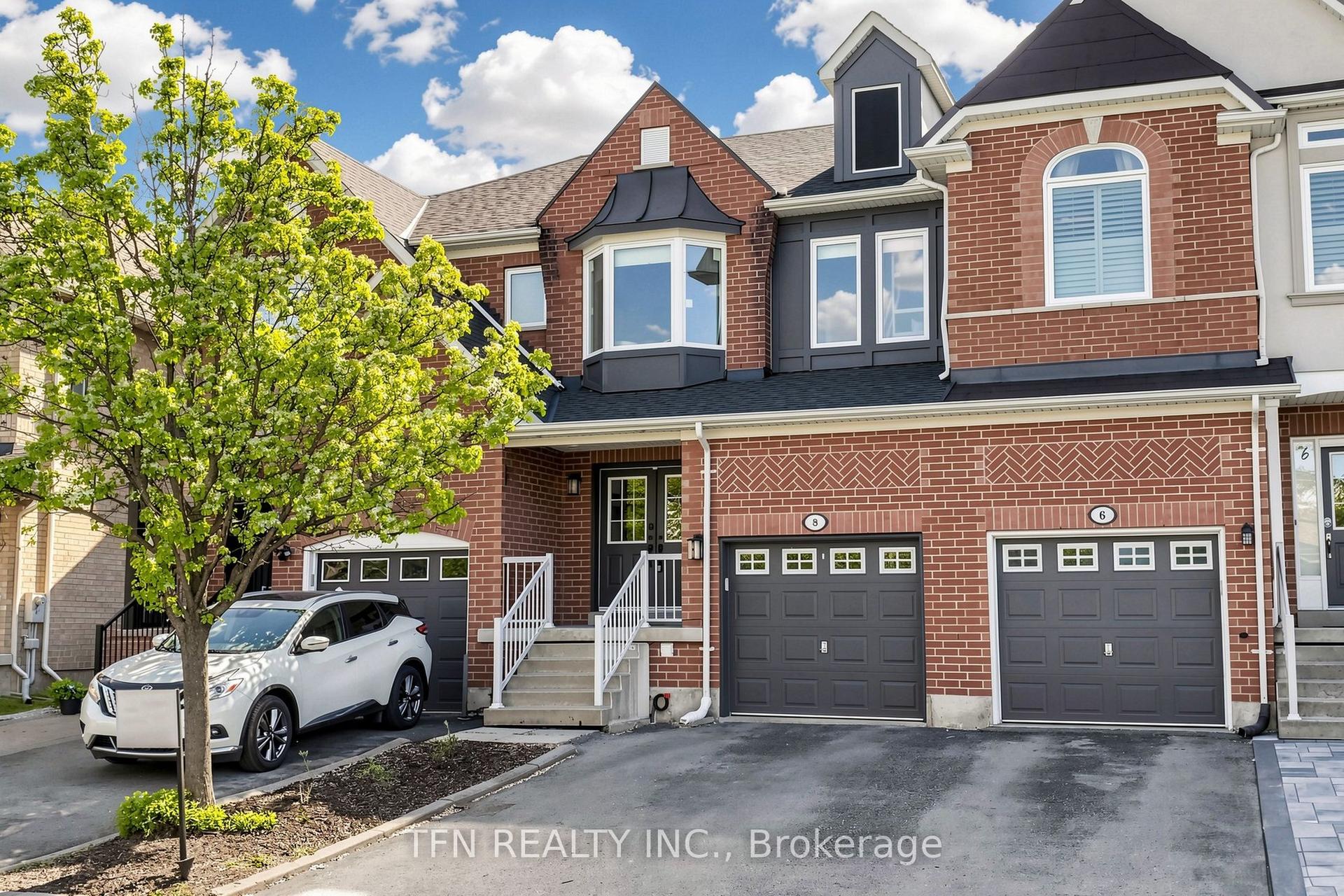 8 Lander Crescent — photo 1