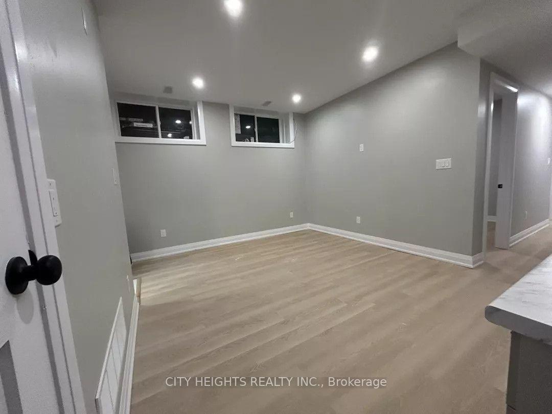 10 Robins Avenue 2 #2, Hamilton — Multiplex for lease, photo 1