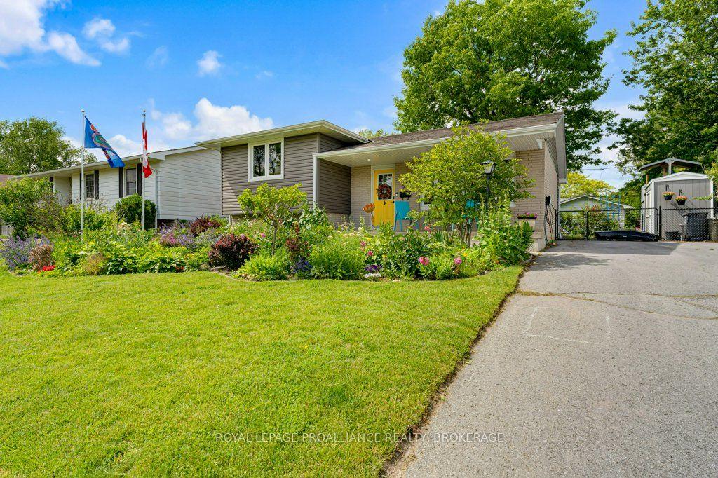 988 Hudson Drive — photo 1